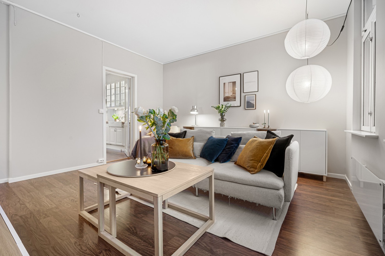 Romslig stue med god plass til ønsket møblering. Her har du 2,70 takhøyde gjennomgående for hele leiligheten. Galleribilde