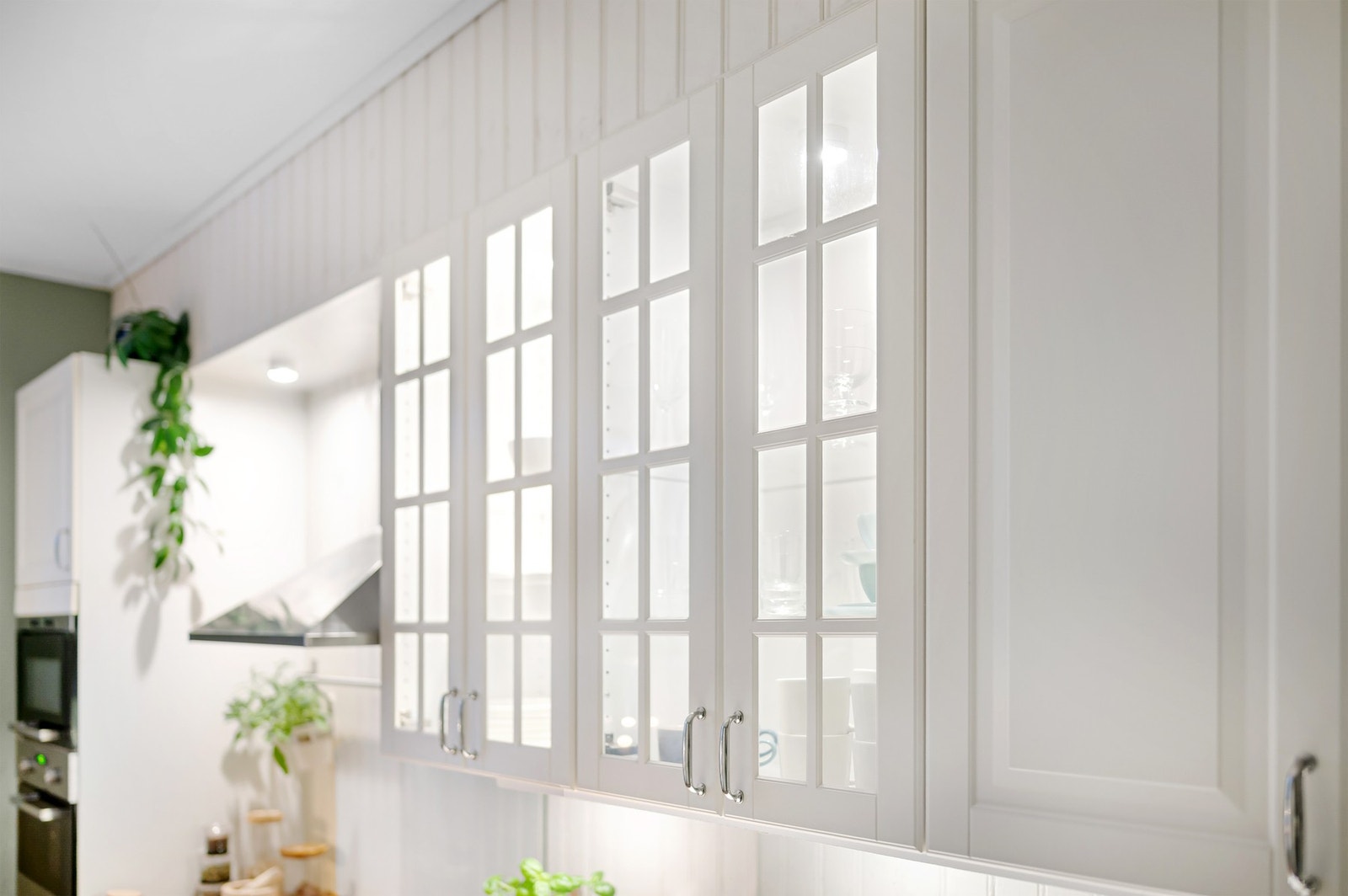 Rommet byr på generøs skap- og benkeplass, noe som gjør hverdagen både praktisk og oversiktlig. Galleribilde