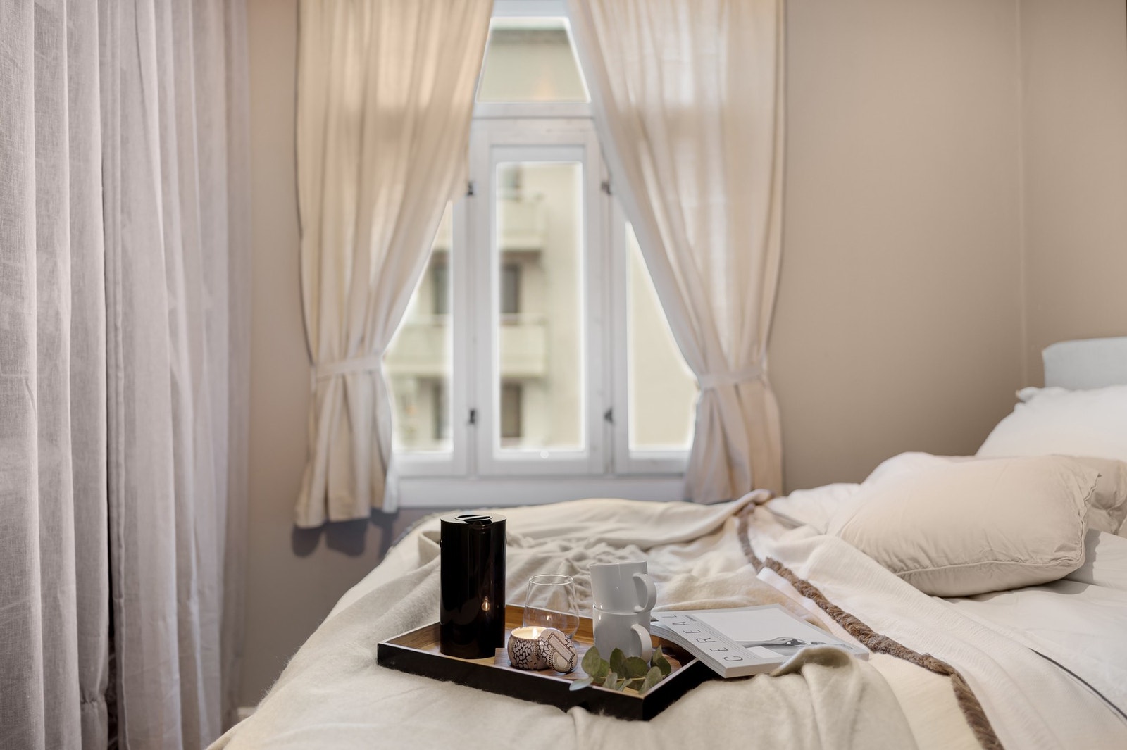 Fornyet elektrisk anlegg i stue. Internett-/TV-punkt er flyttet, alle stikkontakter er byttet ut og det er lagt til flere nye stikk. I tillegg er det etablert nytt stikk på kjøkken. Galleribilde