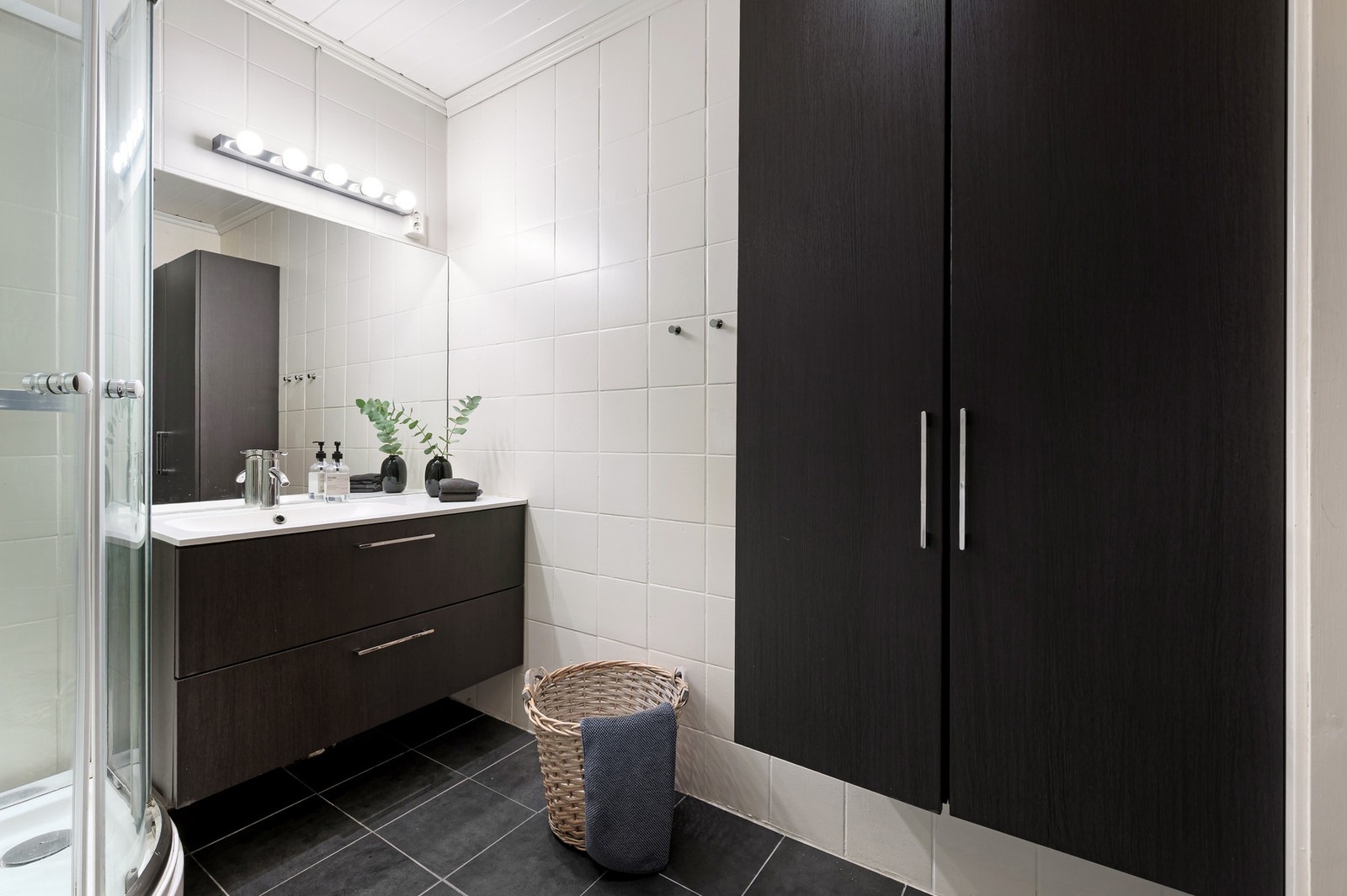 Med sine 4,5 m² fremstår badet som både praktisk og funksjonelt. Galleribilde