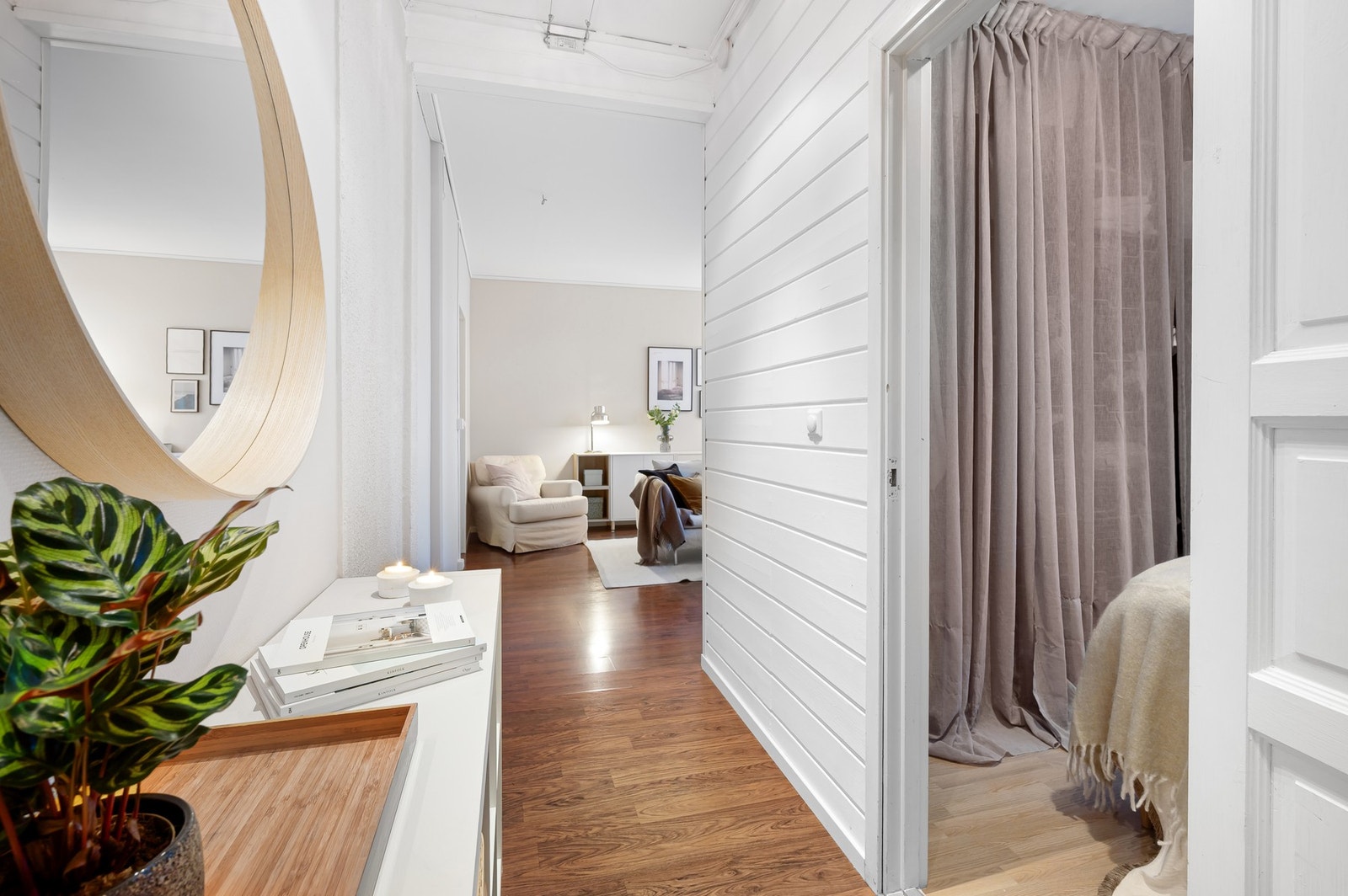 Med en gjennomgående god planløsning skapes naturlige soner som gir både romfølelse og funksjonalitet. Galleribilde