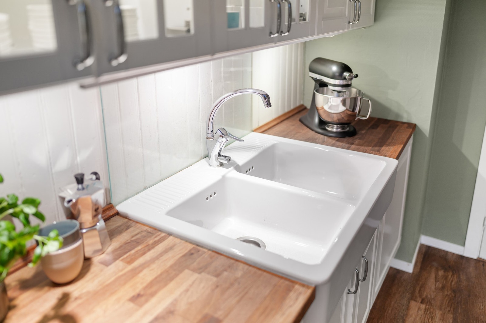 Flott heltre benkeplate som gir kjøkkenet et eksklusivt preg. Galleribilde