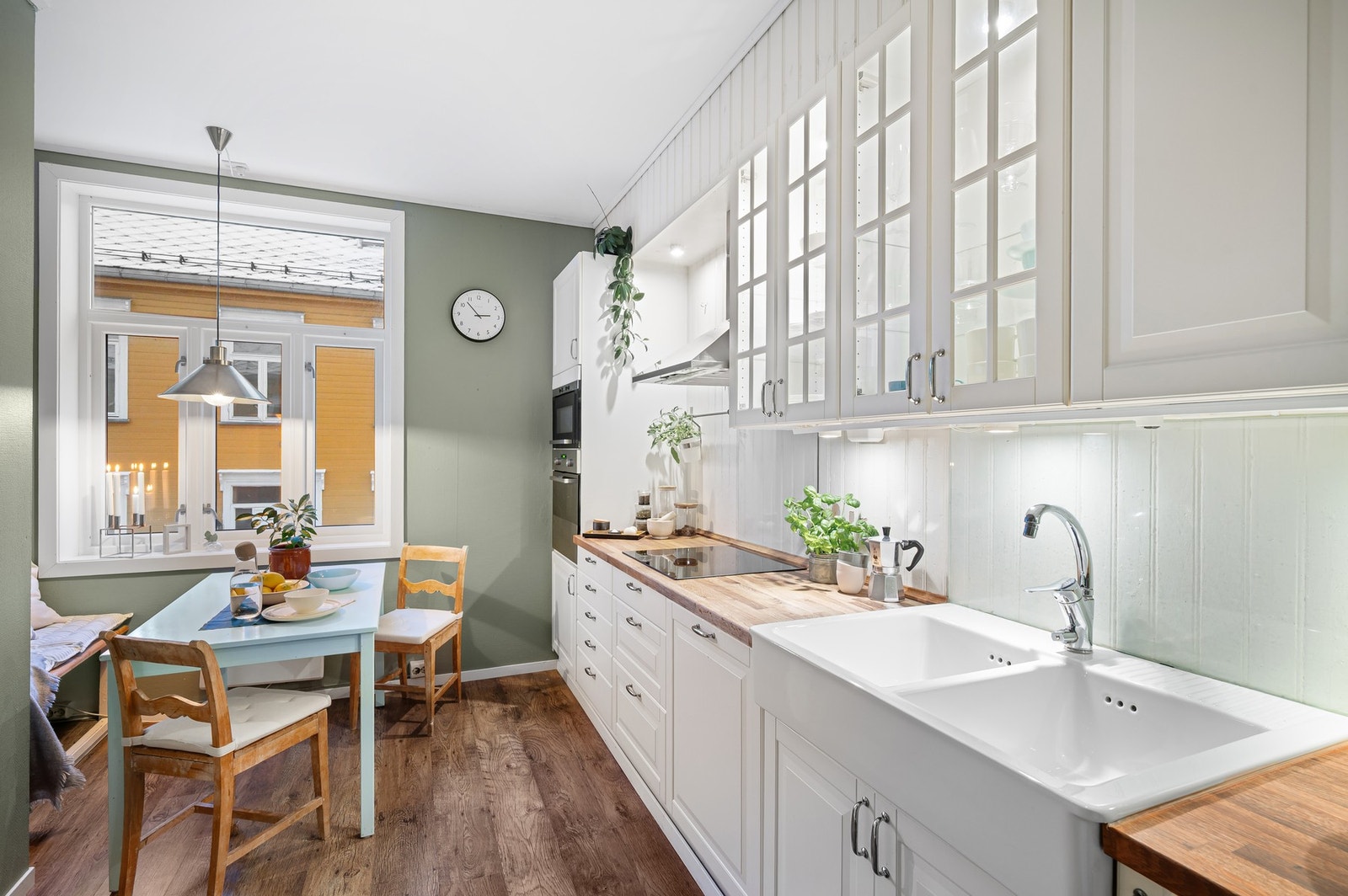 De store vindusflatene gir kjøkkenet en lys og trivelig atmosfære, og det er rikelig plass til spisebord etter behov. Galleribilde