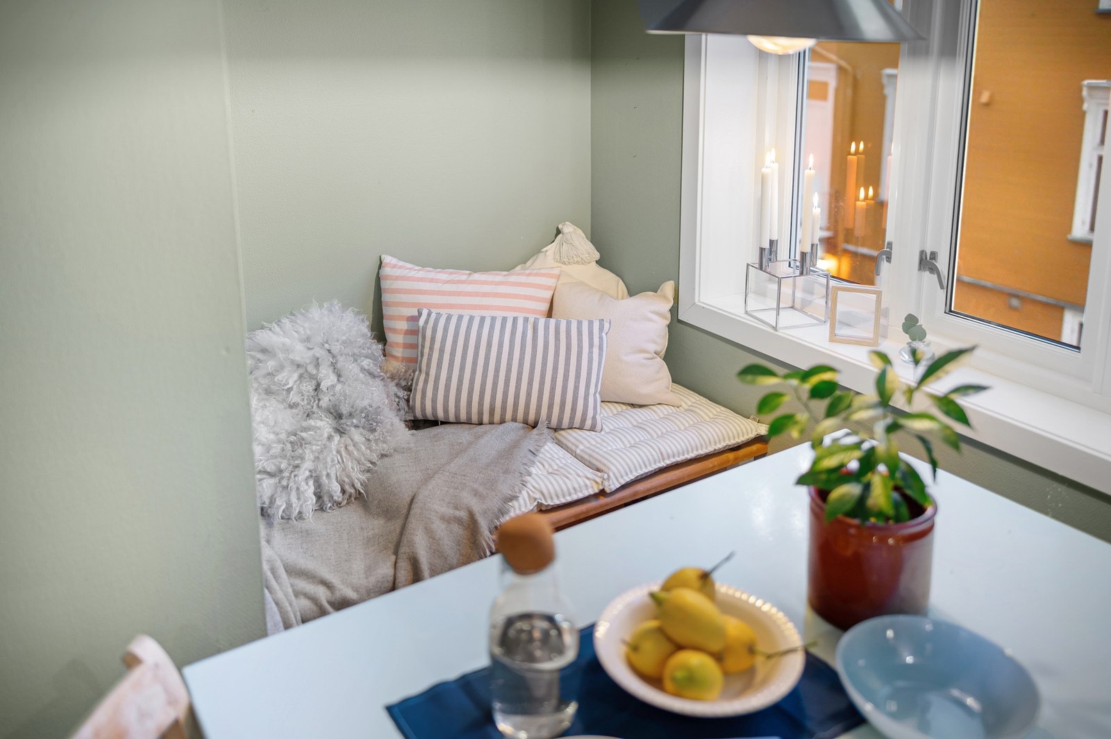 Det er kort avstand til sentrum der man kan finne det meste av dagligvare, klesbutikker, apotek, treningssentre og en rekke restauranter og kaféer. Galleribilde