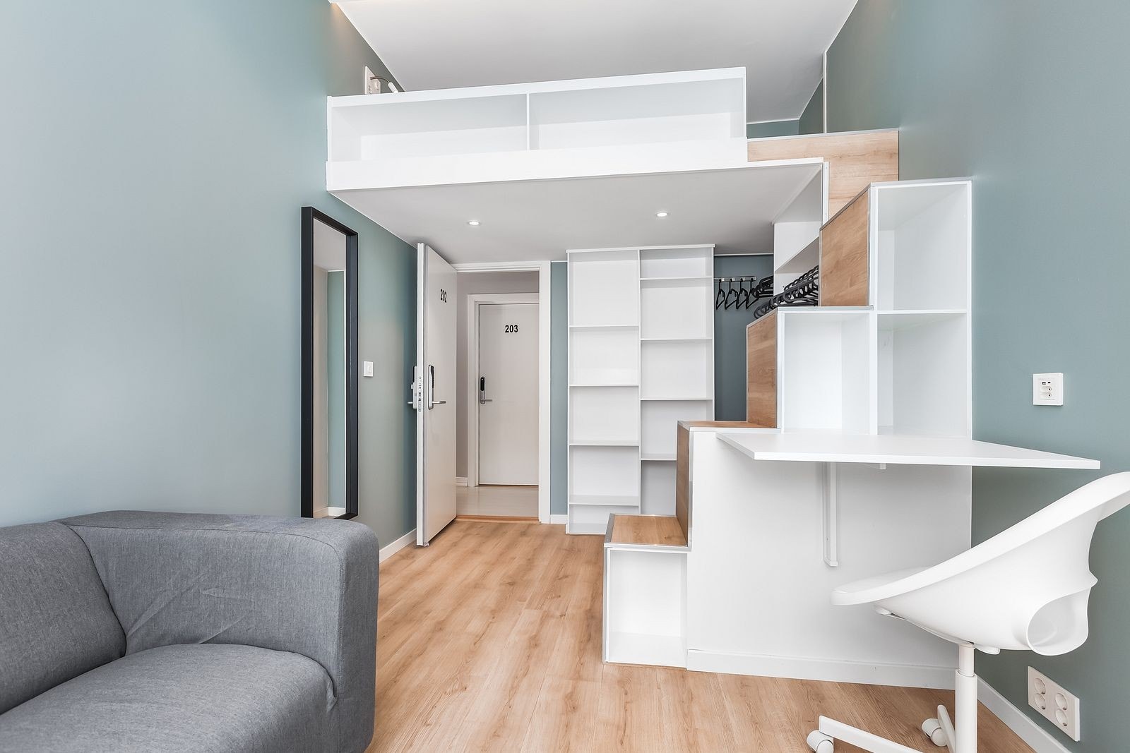 Hems på hvert rom er utstyrt med madrass på 1.20m og innebygd nattbord med lampe og stikkkontakt Galleribilde