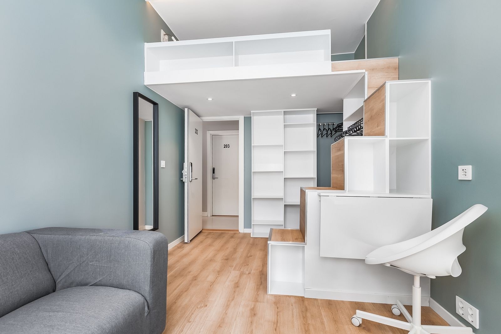 Rommene er bygget på en smart måte for å utnytte plassen med f.eks. pult som kan legges ned. Galleribilde