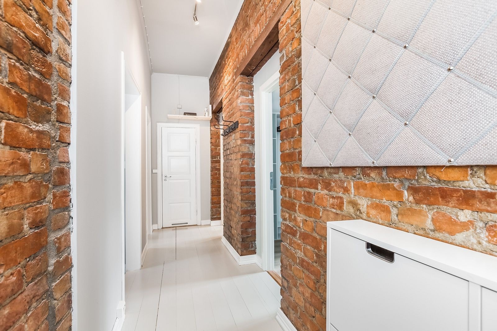 Stilig entre, med skoskap og knagger til å henge av seg yttertøy. Galleribilde