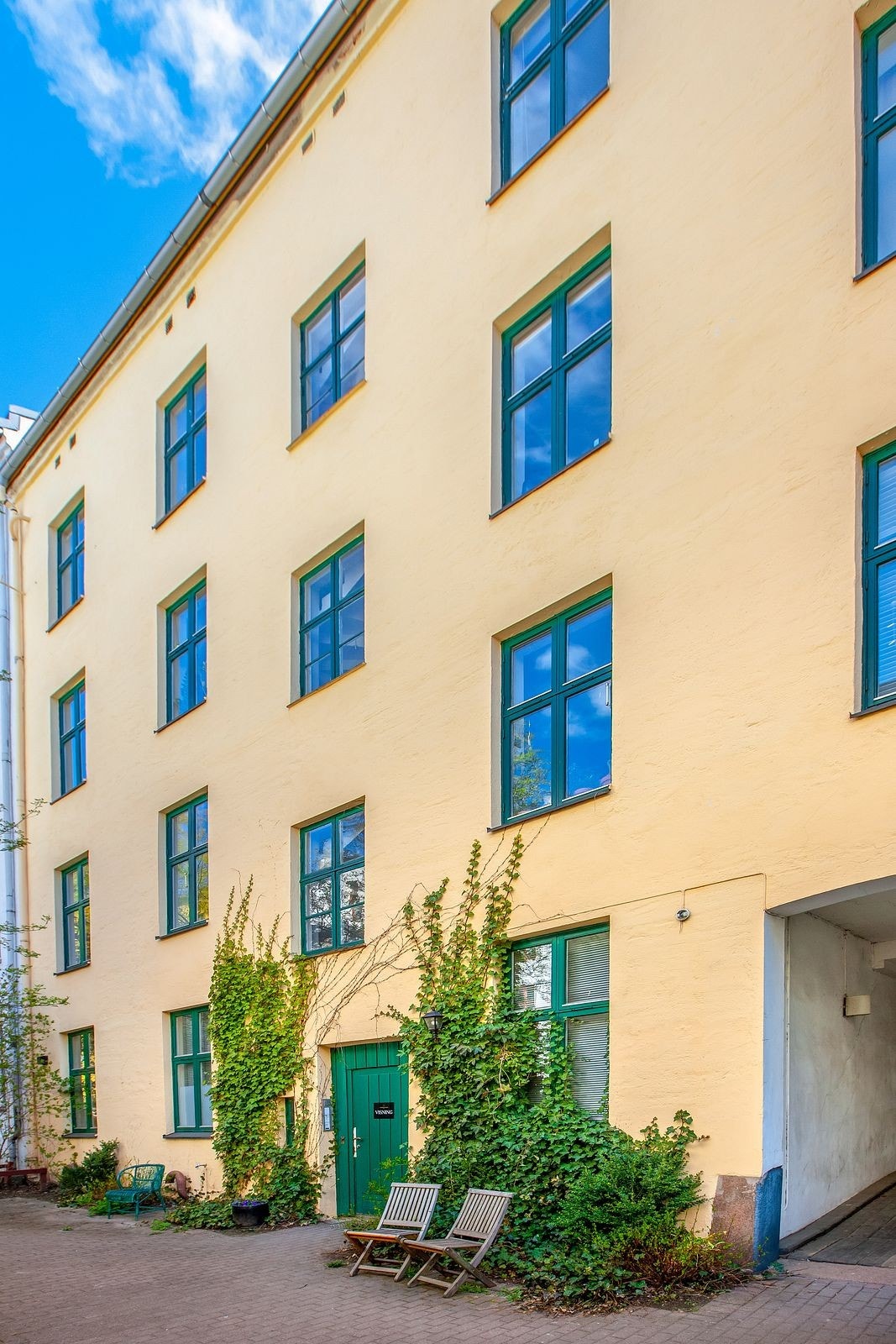 Koselig bakgård med felles sittegruppe og sykkelparkering. Galleribilde