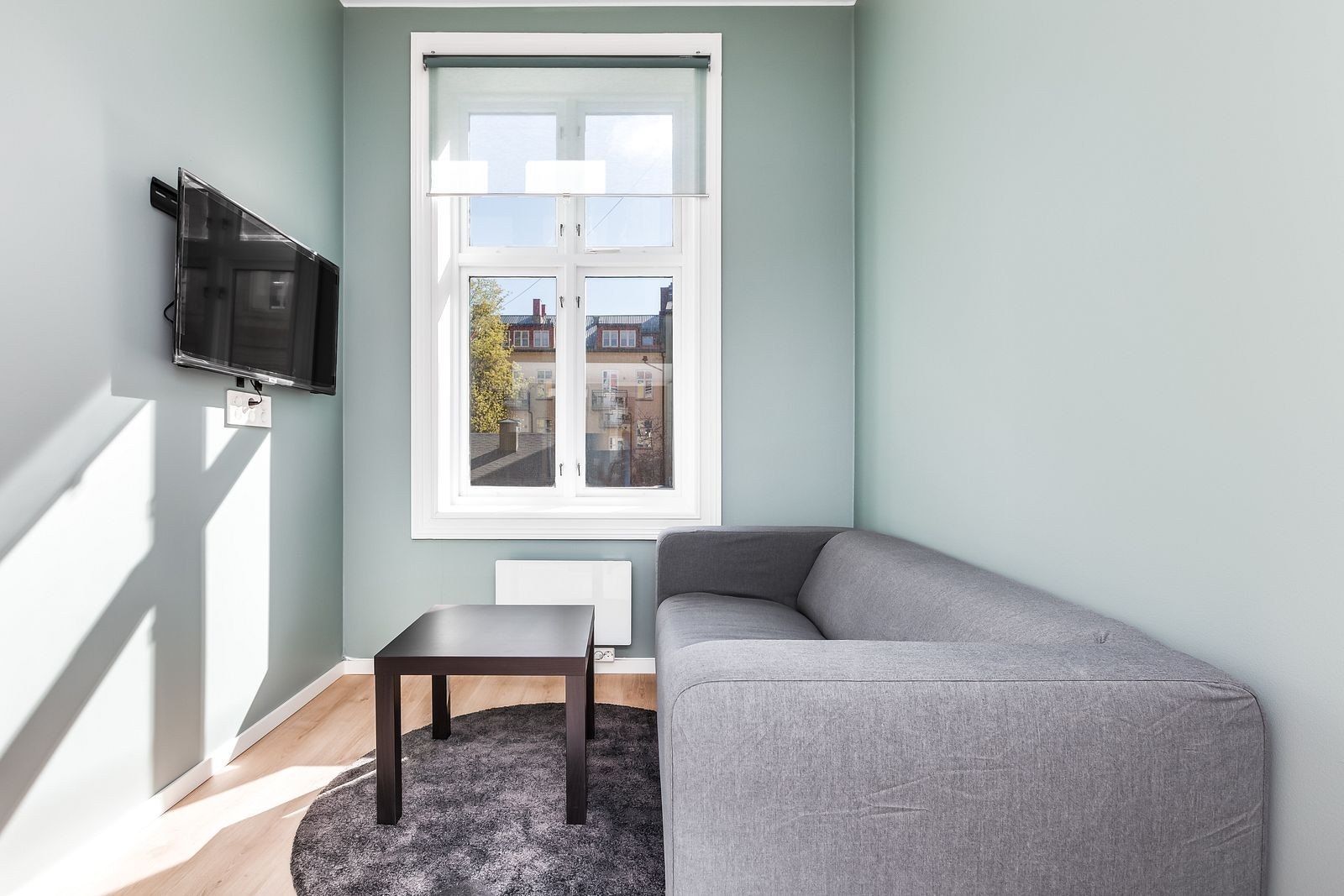 Alle rom er utstyrt med Smart-Tv, sofa og et lite bord. Galleribilde