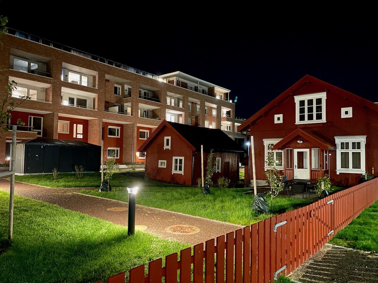 Den lille røde stuen kalt "Lilleholtet," er pusset opp og har blitt en sentral møteplass for beboerne i Smedens Hage. Den gamle smien ved siden av, benyttes i dag som verksted og smørebod. Galleribilde