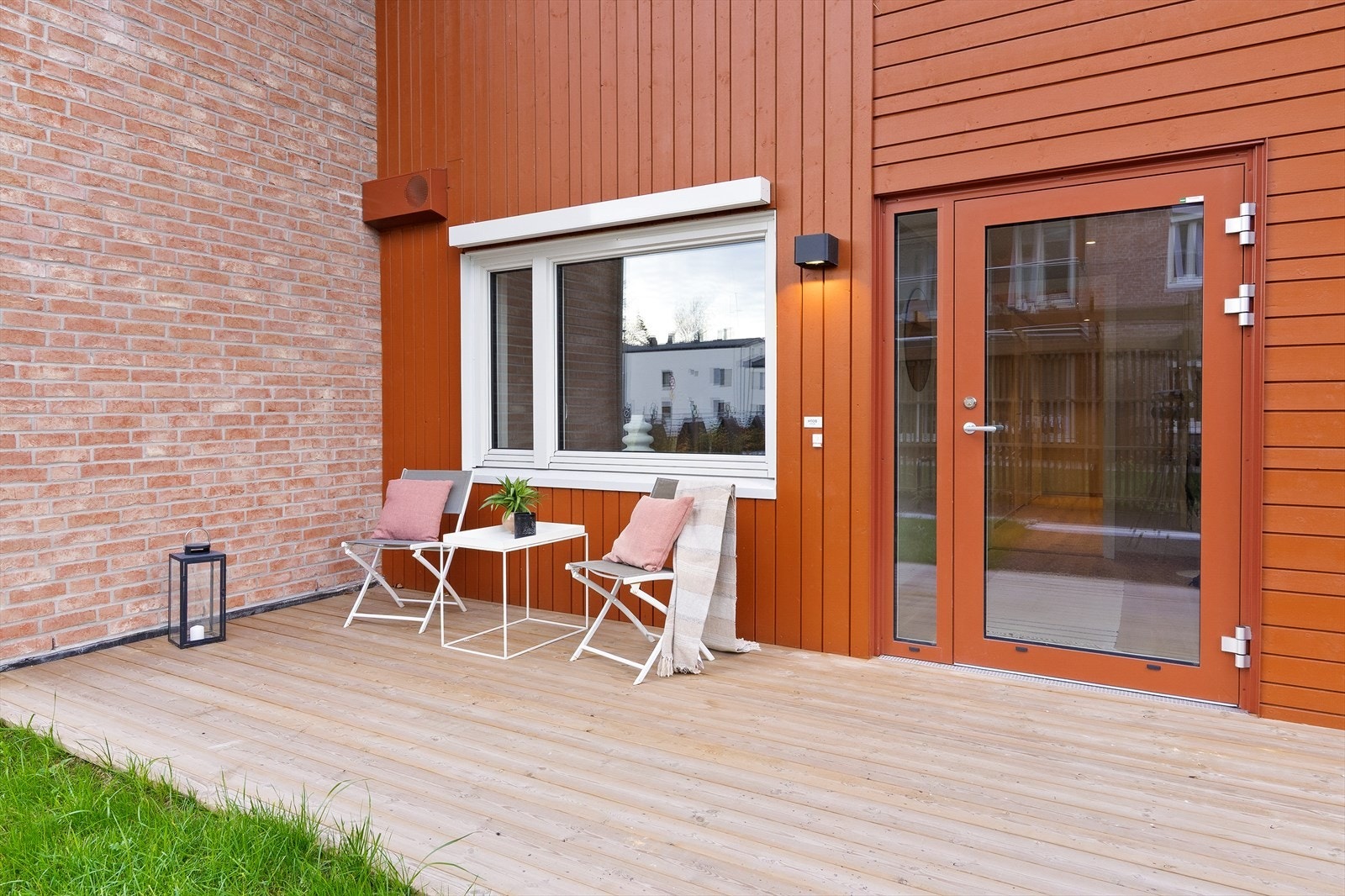 Terrassen foran inngangsdøren ligger skjermet med fin morgen- og formiddagssol. Galleribilde