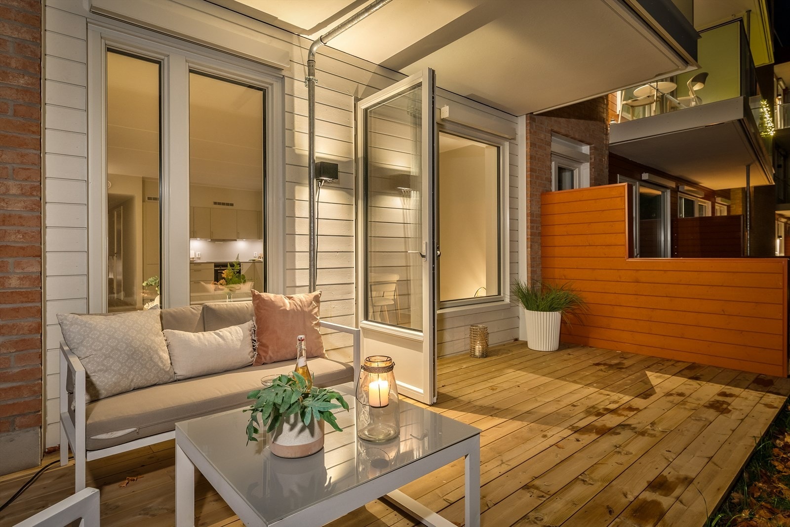 Terrassen utenfor stuen er privat og fungerer som et hyggelig uterom både på dag og kveld. Galleribilde