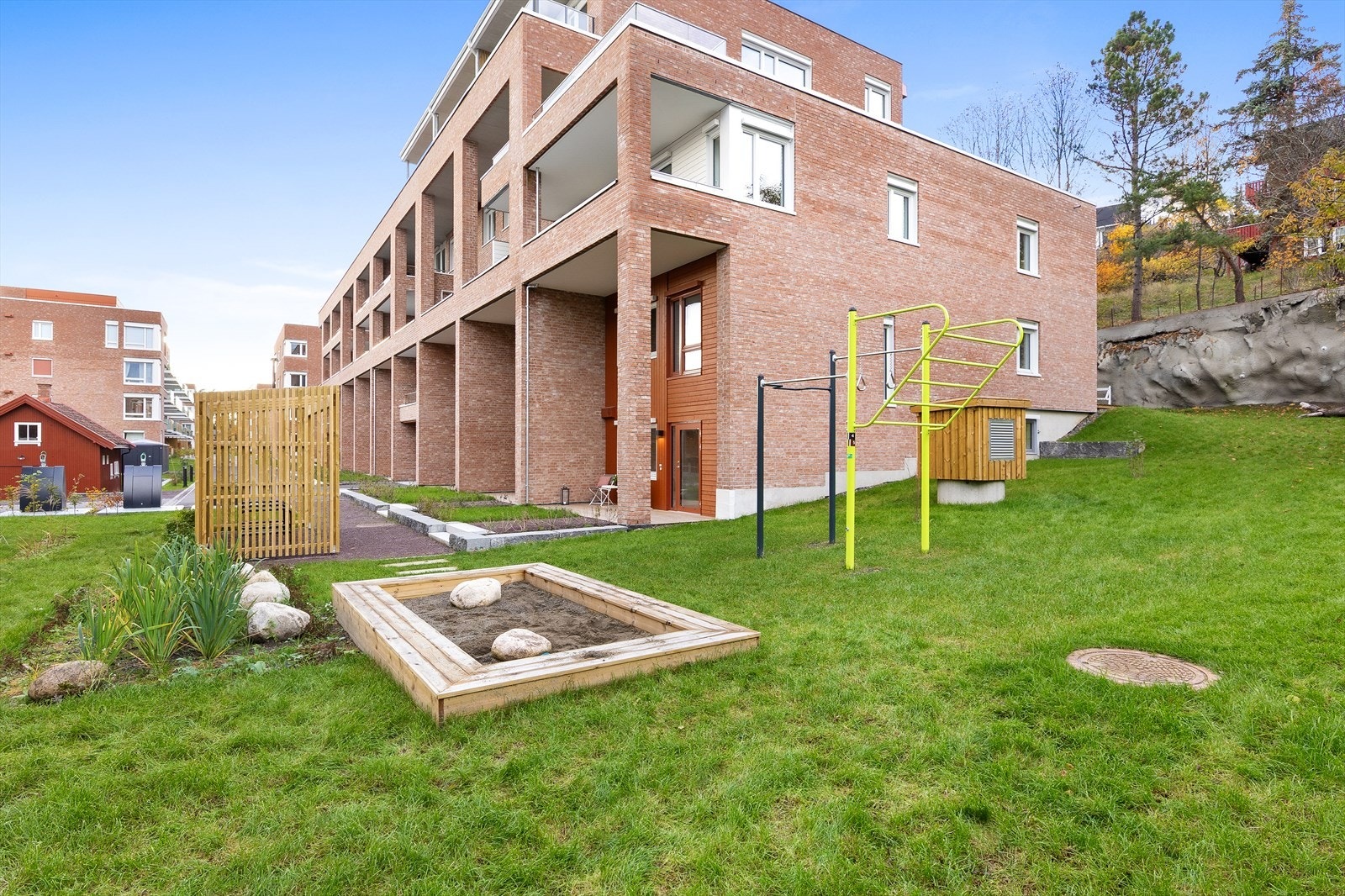 Felles sandkasse og treningsstativ gir en ekstra verdi for de som bor rett ved siden av. Galleribilde