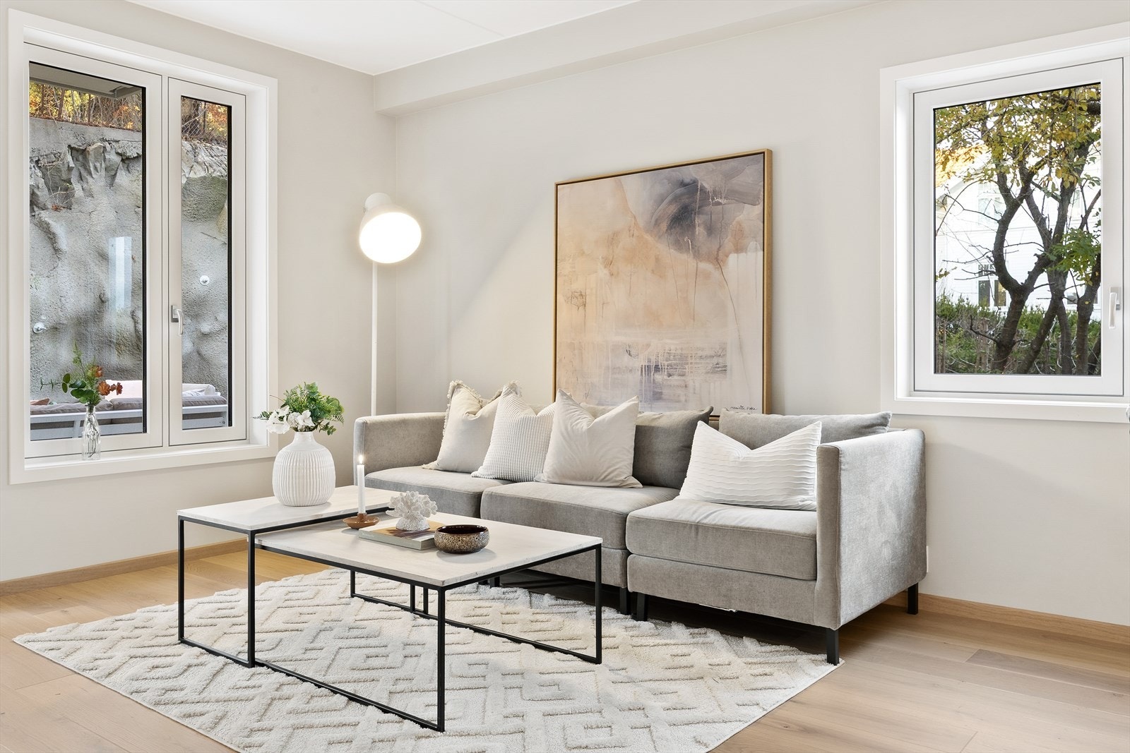 På dagtid kommer det mye lys inn i stuen fra vinduer på 2 sider. Galleribilde