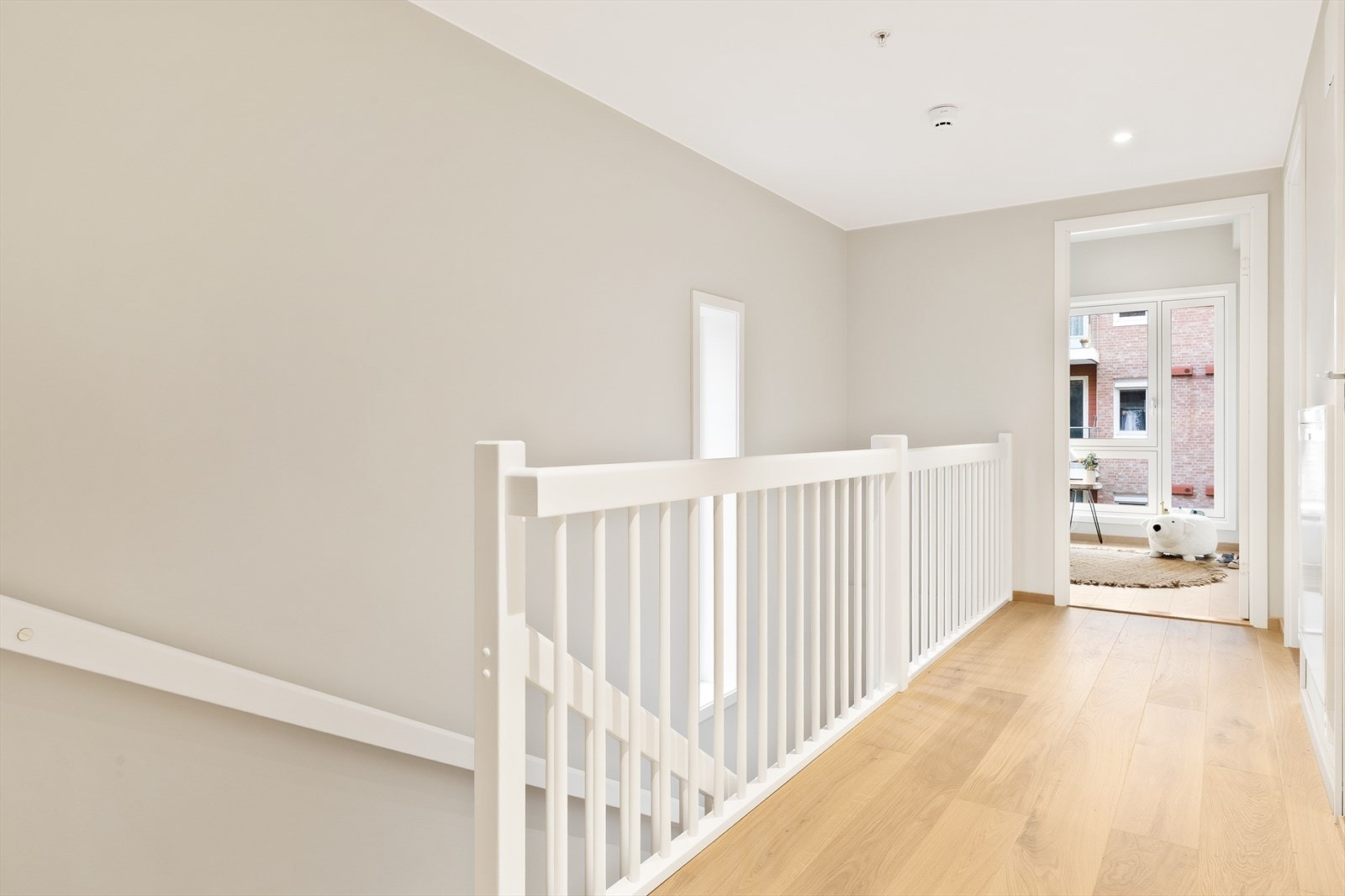 Den gjennomlyste entreen i 2. etg. gir en ekstra god romfølelse. Galleribilde