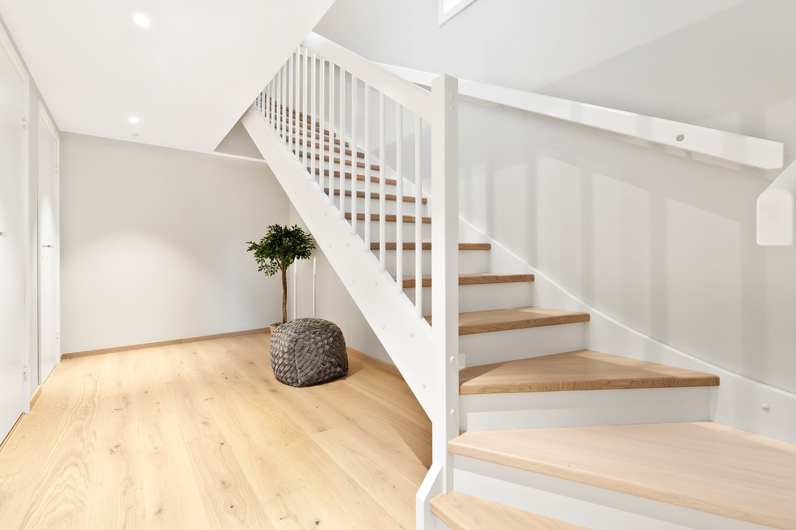 Lukket trapp opp til 2. etg. med god plass til lek eller lagring under trappen. Galleribilde