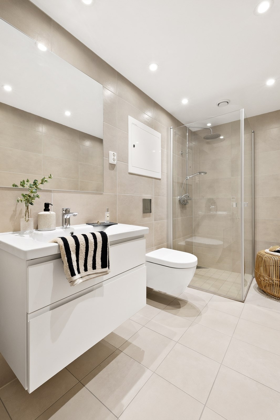 Det er også et eget baderom i 1. etg. med behagelig gulvvarme under flisene. Galleribilde