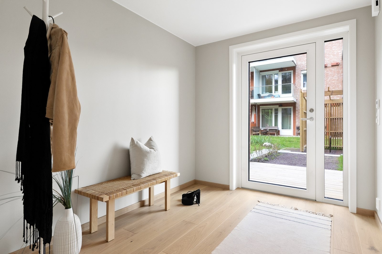 Entre og vindfang med god plass og mye lys. Galleribilde