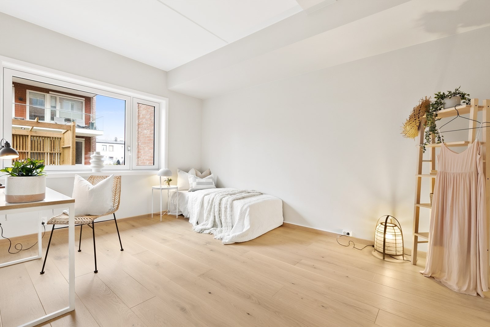 Eget soverom/kontor/gjesterom rett inn fra entreen i 1. etg. Galleribilde