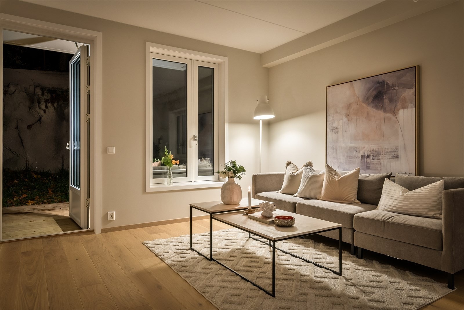 Terrassen utenfor stuen gir en følelse av myk overgang mellom inne- og uterom. Galleribilde