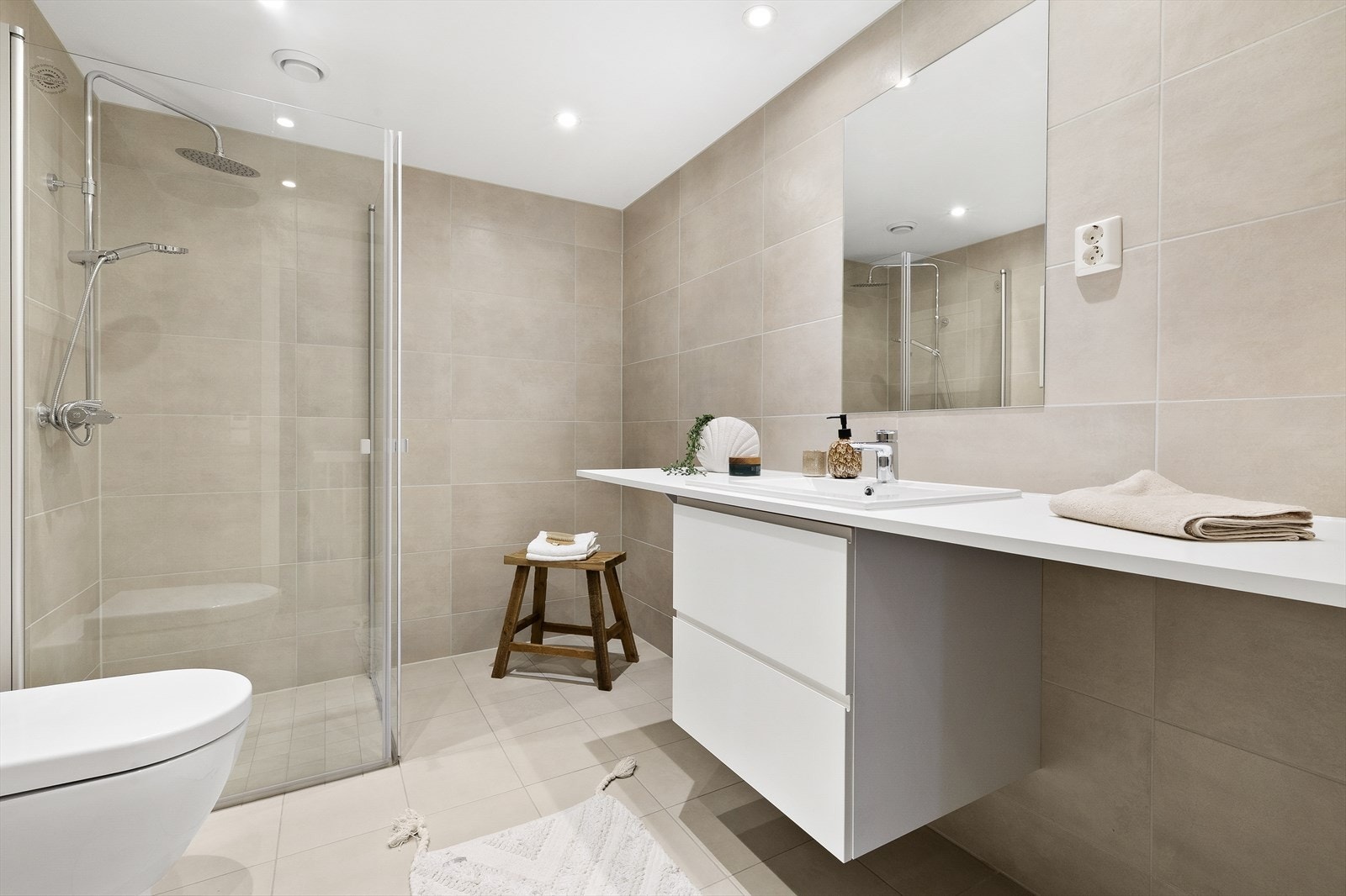 Baderom 2 ligger i 2. etg. og fungerer også som et vaskerom med opplegg for både vaskemaskin og tørketrommel under benkeplaten. Galleribilde