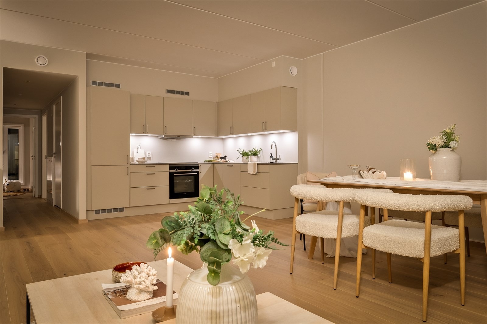 Kjøkkeninnredning fra Sigdal med alle hvitevarer integrert. innredningen sklir inn i oppholdsrommet som et møbel uten å ta nevneverdig med plass. Galleribilde