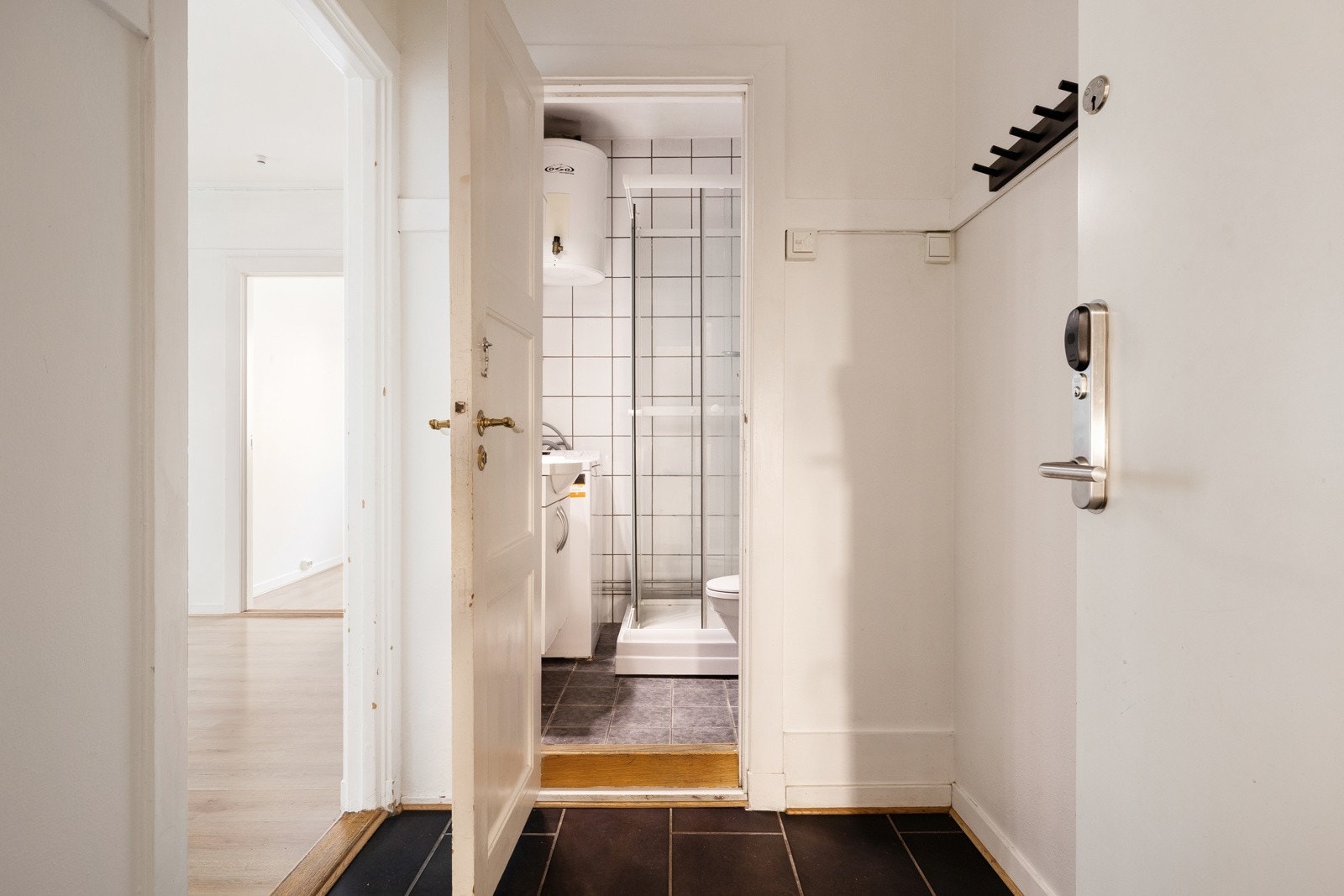 Entrèen har plass til enkelt klesoppheng og er utstyrt med dørcalling Galleribilde