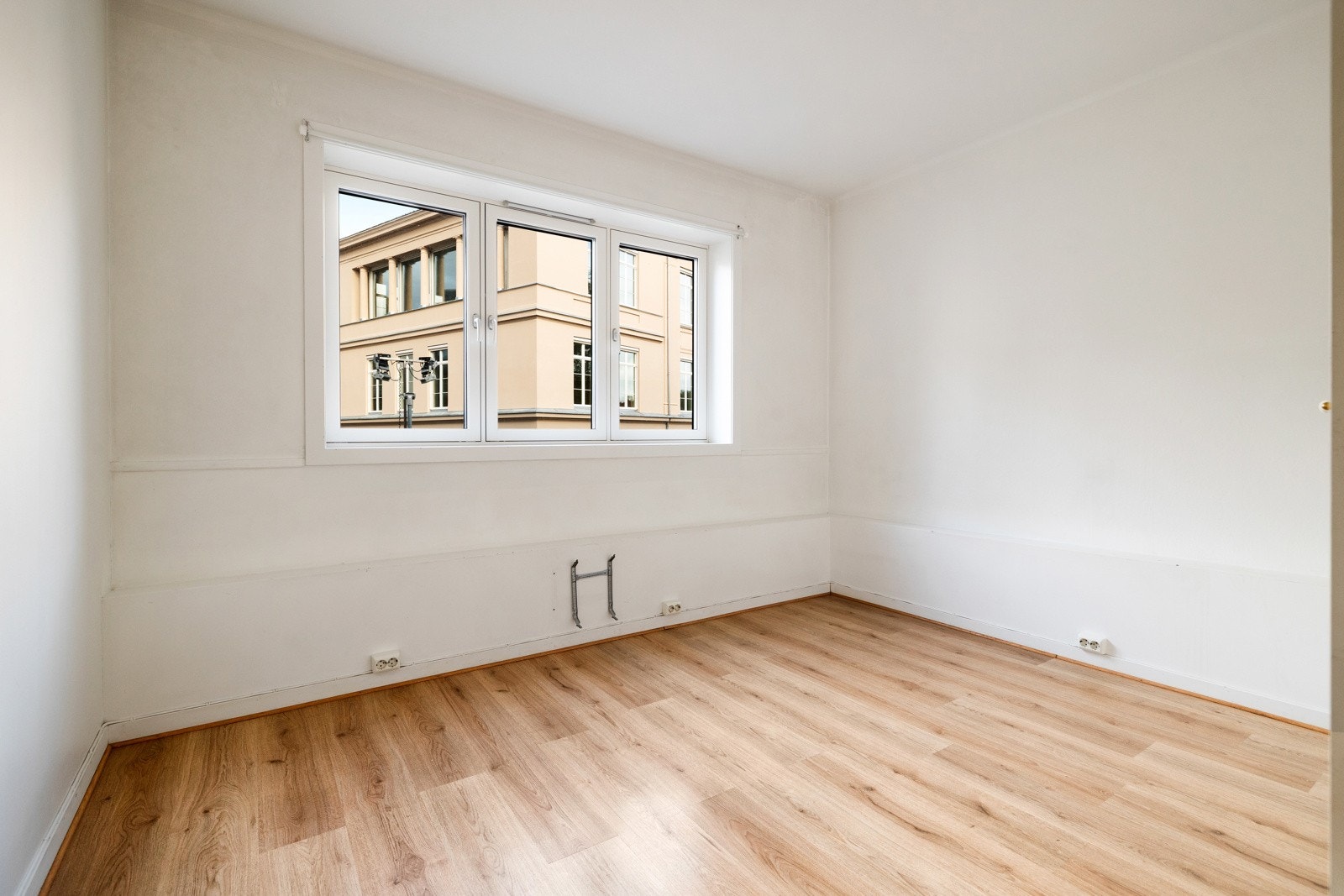 Hovedsoverommet har plass til dobbeltseng og klesoppbevaring Galleribilde