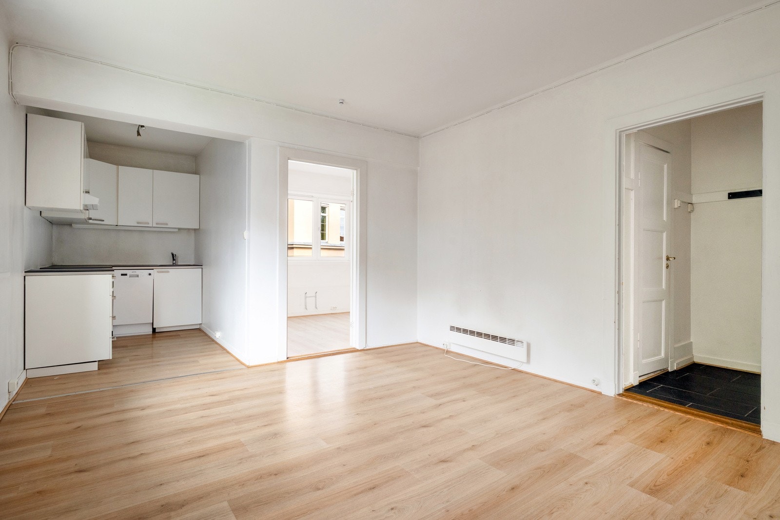 Det er plassert oppvaskmaskin og komfyr i innredningen, som medfølger i handelen Galleribilde