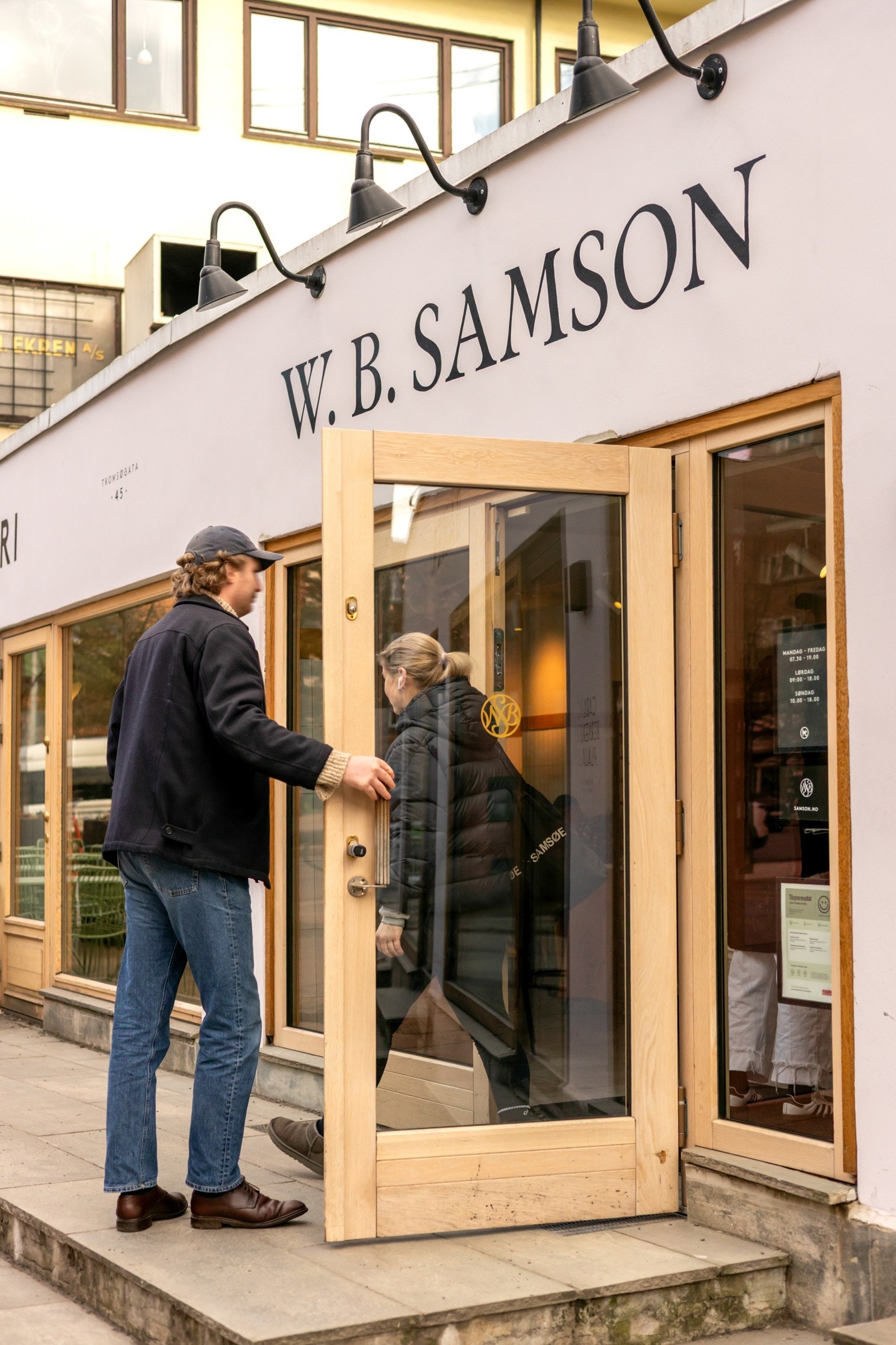 W.B Samson ligger kun 220 meter bort i gaten Galleribilde