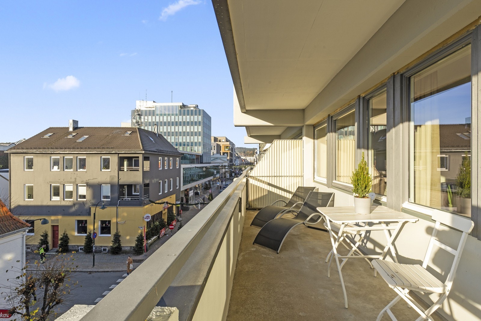 Velkommen til Markens gate 2! Leiligheten har en stor balkong som vender mot sør-vest med nydelig kveldssol! Galleribilde