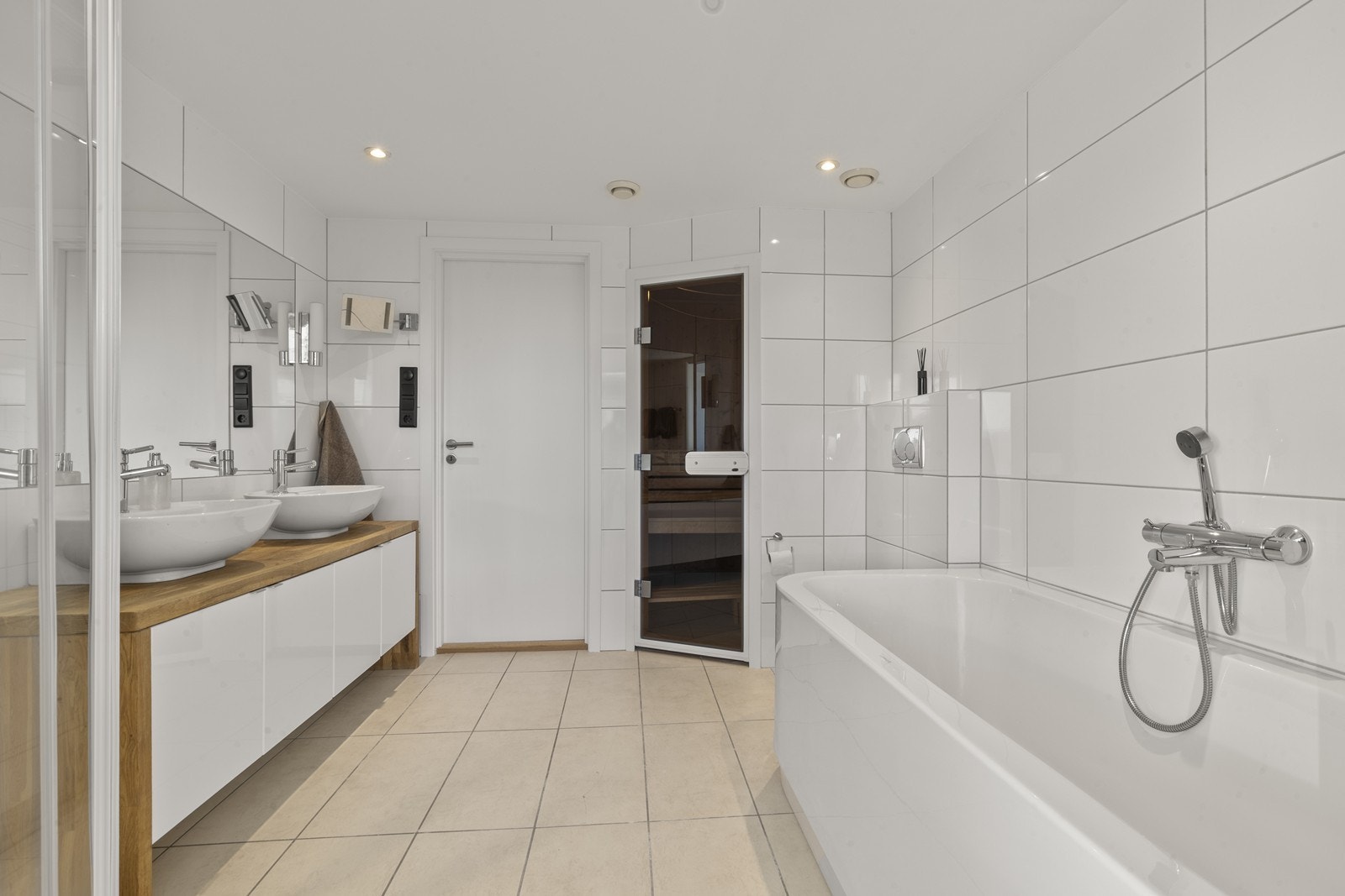 Her fra badet, der man har glassdøren til badstuen. Tenk så deilig å ha egen badstue i leiligheten! Galleribilde