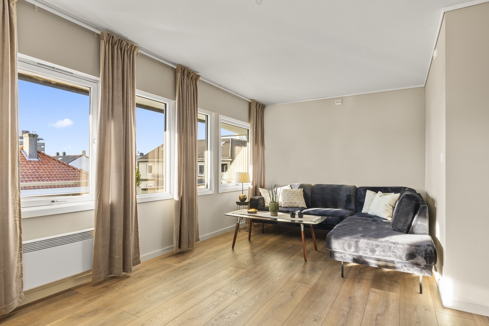 Her vist del av stue som kan deles av til soverom nr 2, der kjøper kan velge om man ønsker å ha stuen som i dag eller få selger til å montere opp lettvegg for å dele av til soverom vederlagsfritt. Galleribilde