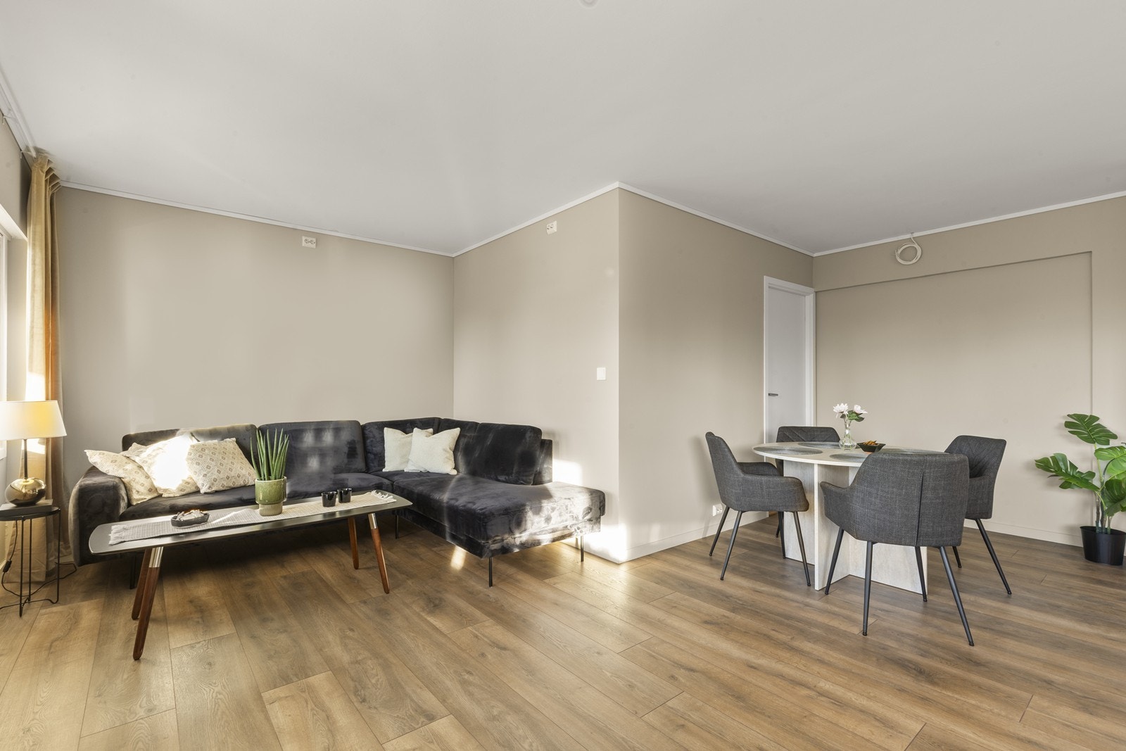 Leiligheten er helt nylig pusset opp i lune og moderne farger. Her ser man stuen, der selger monterer opp en lettvegg for å dele av til soverom nr 2 om kjøper ønsker det. Eller man kan beholde leiligheten som den er nå med større stue/kjøkken! Galleribilde