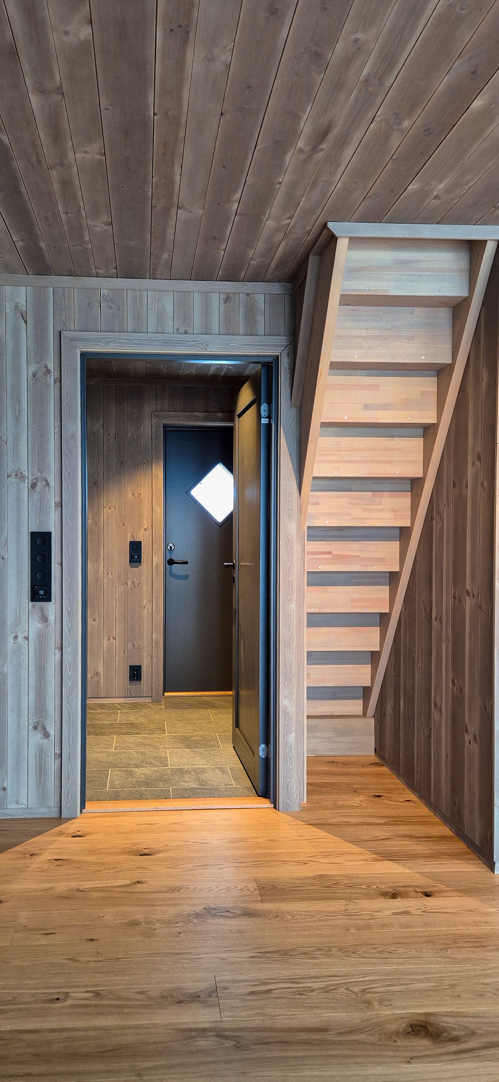 Inngangsparti og trapp opp til hems. Galleribilde