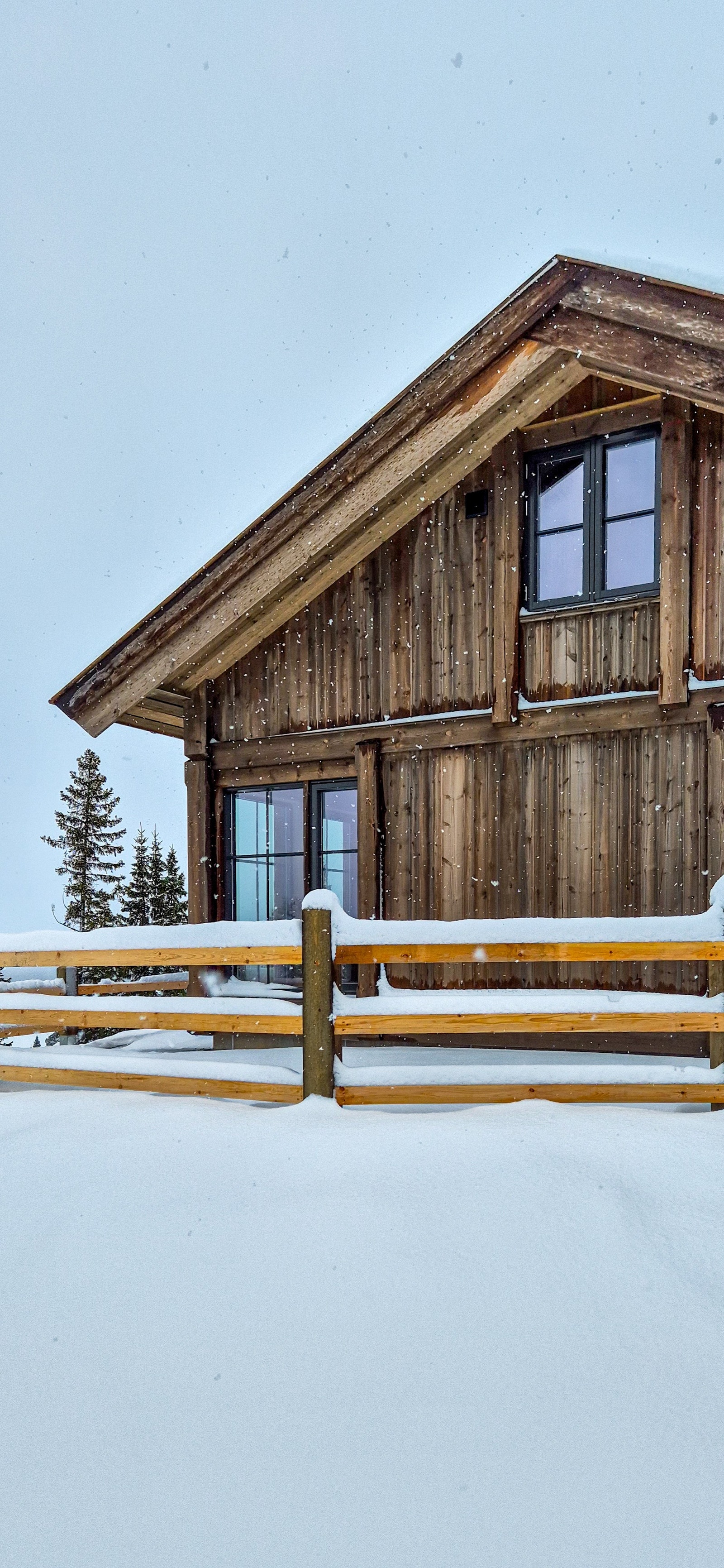 Utvendig behandlet med jernvitrol for å gi en aldrende patina. Galleribilde