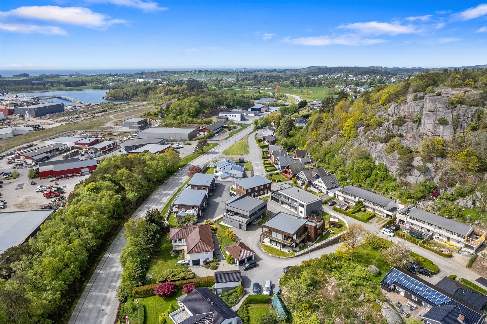 Gangavstand til dagligvarehandel og kort avstand til sentrum. Galleribilde