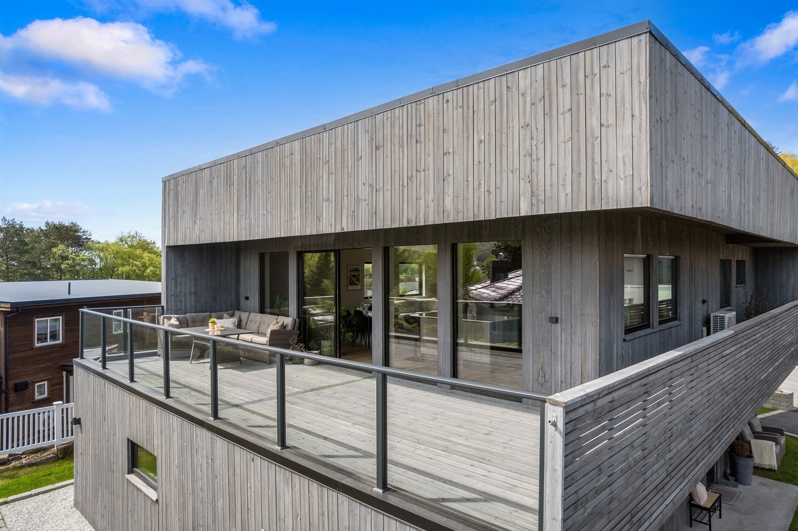 Romslig terrasse med utgang fra hovedetasje. Terrassen er delvis overbygget med tett tak og har flott utsikt! Galleribilde