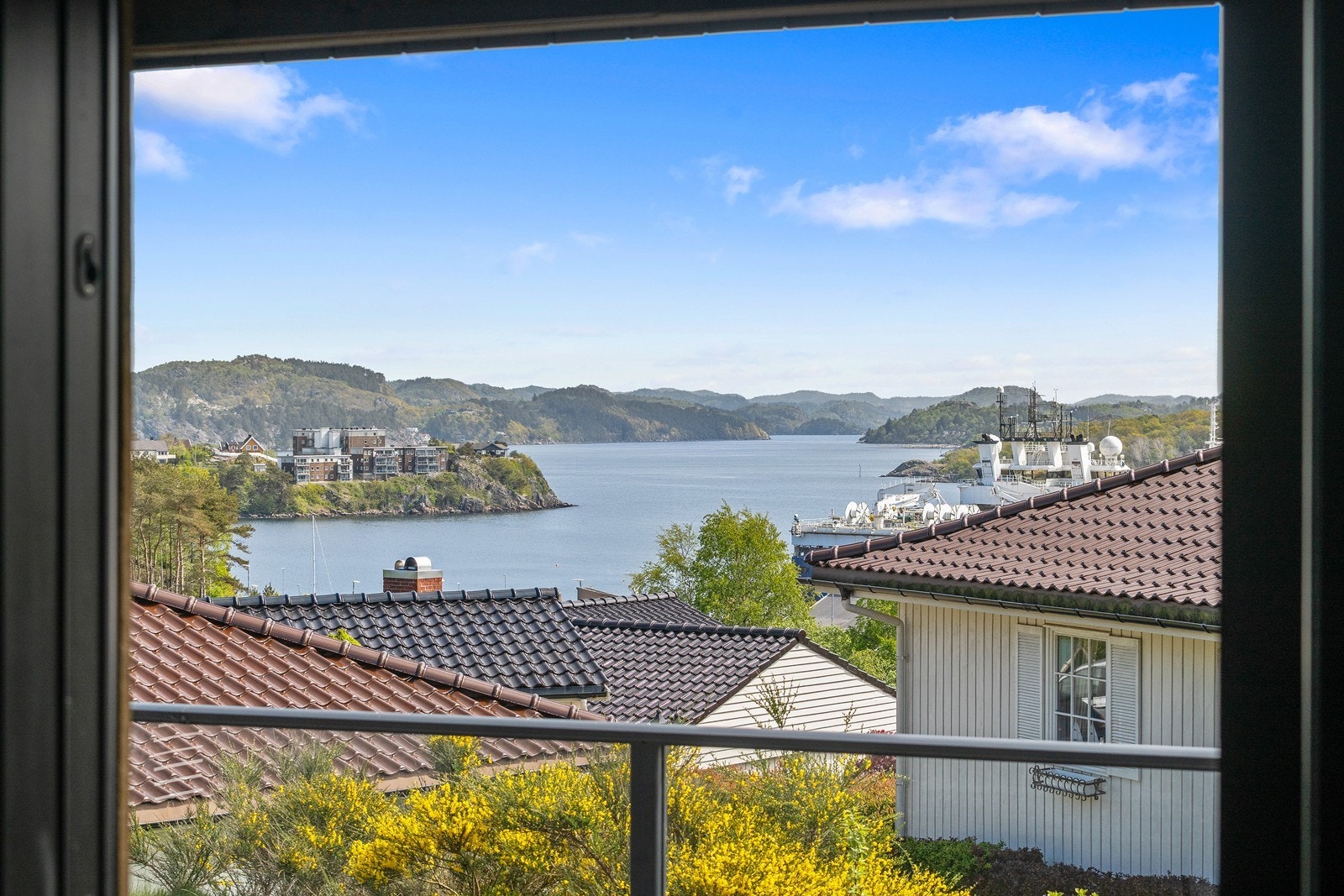 Utsikt fra stue/kjøkken. Galleribilde