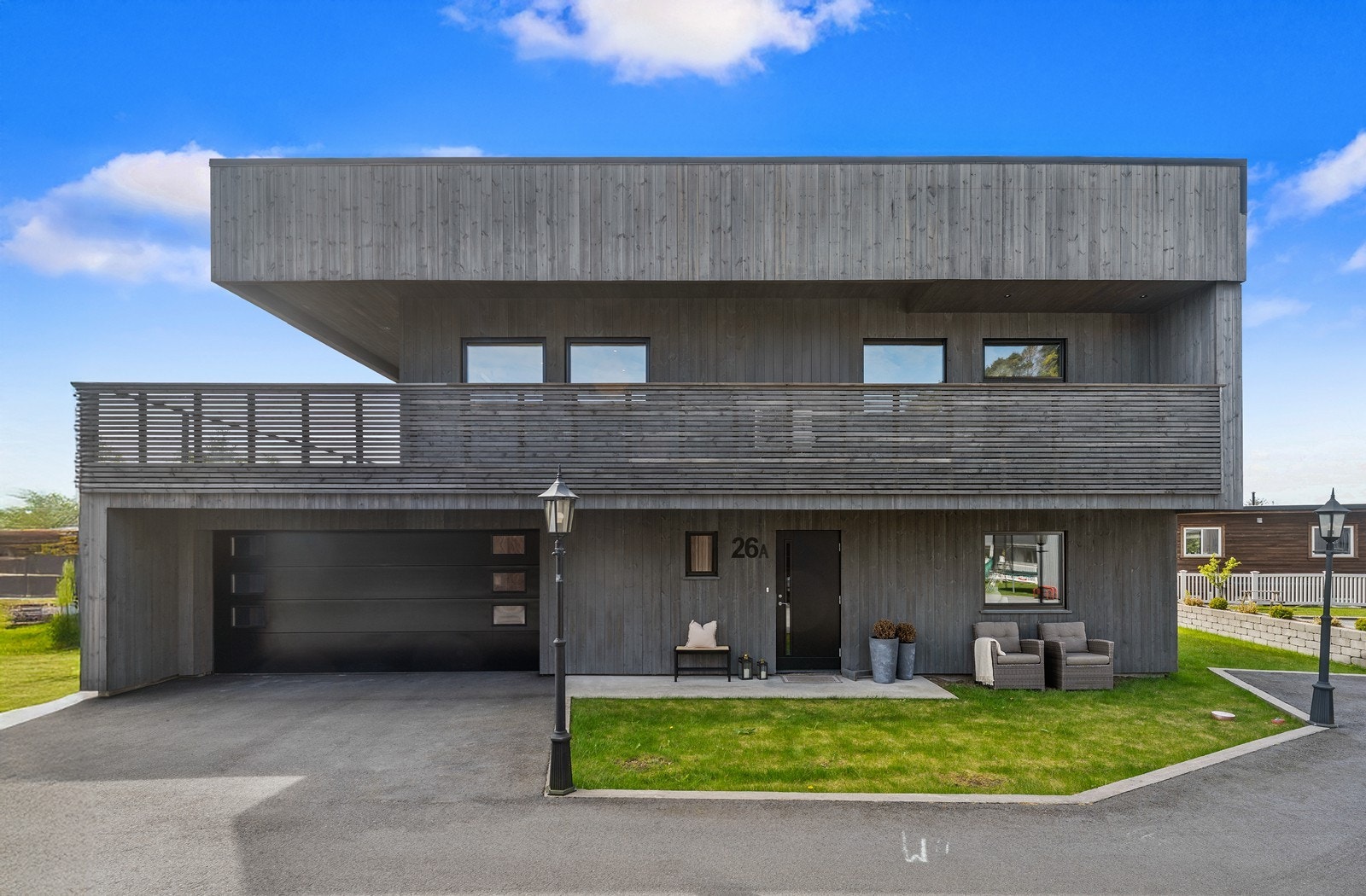 Eneboligen har sentral beliggenhet i Danefjell, Farsund. Boligen ble ferdigstilt i 2023 og fremstår som ny! Galleribilde