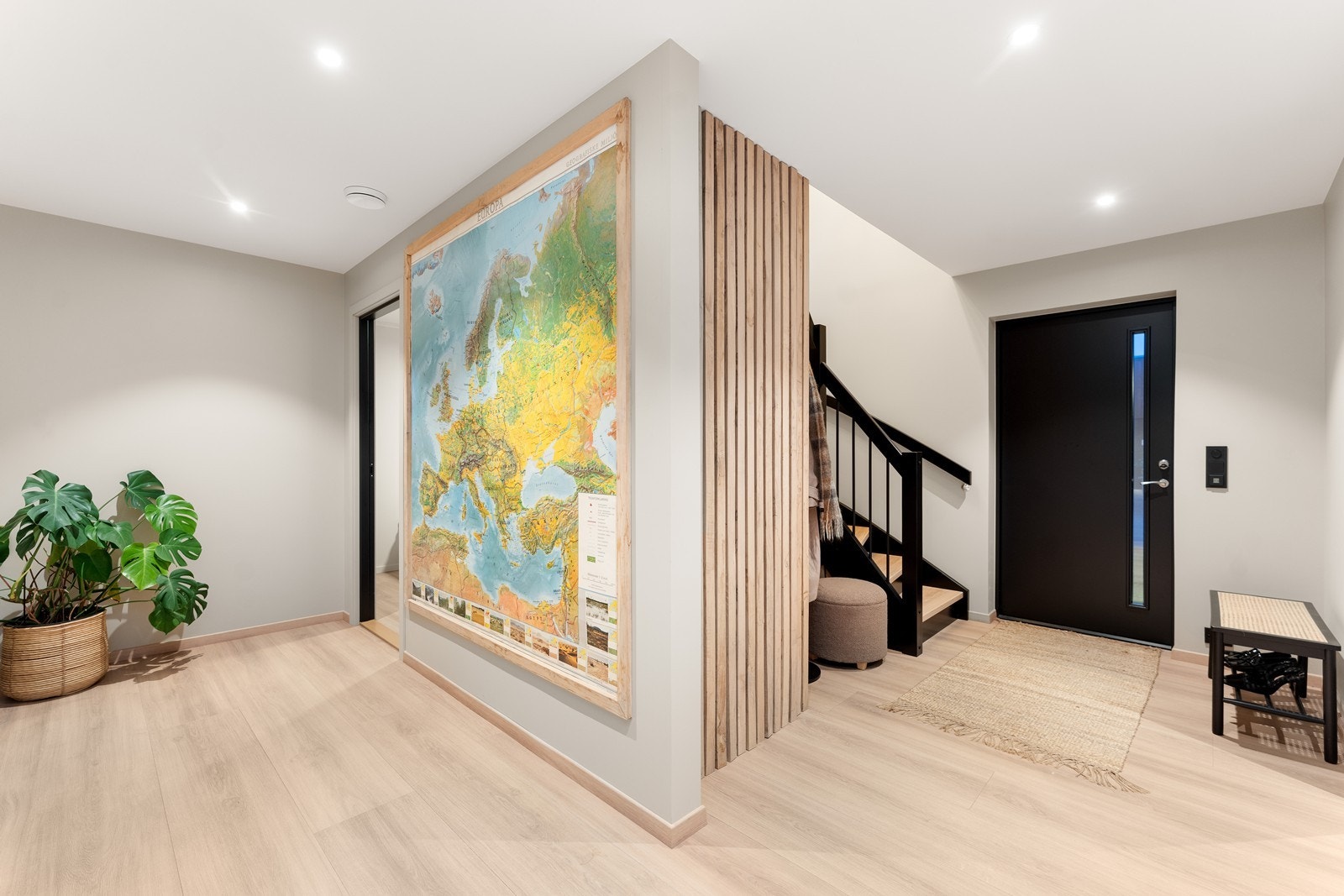 Inngangsparti og gang i underetasjen. Galleribilde