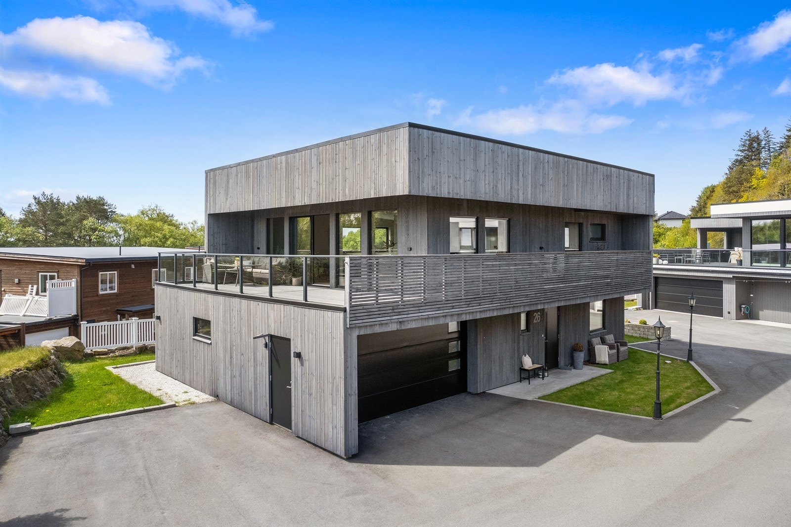 Asfaltert tun med god biloppstillingsplass - i tillegg til dobbel garasje. Galleribilde