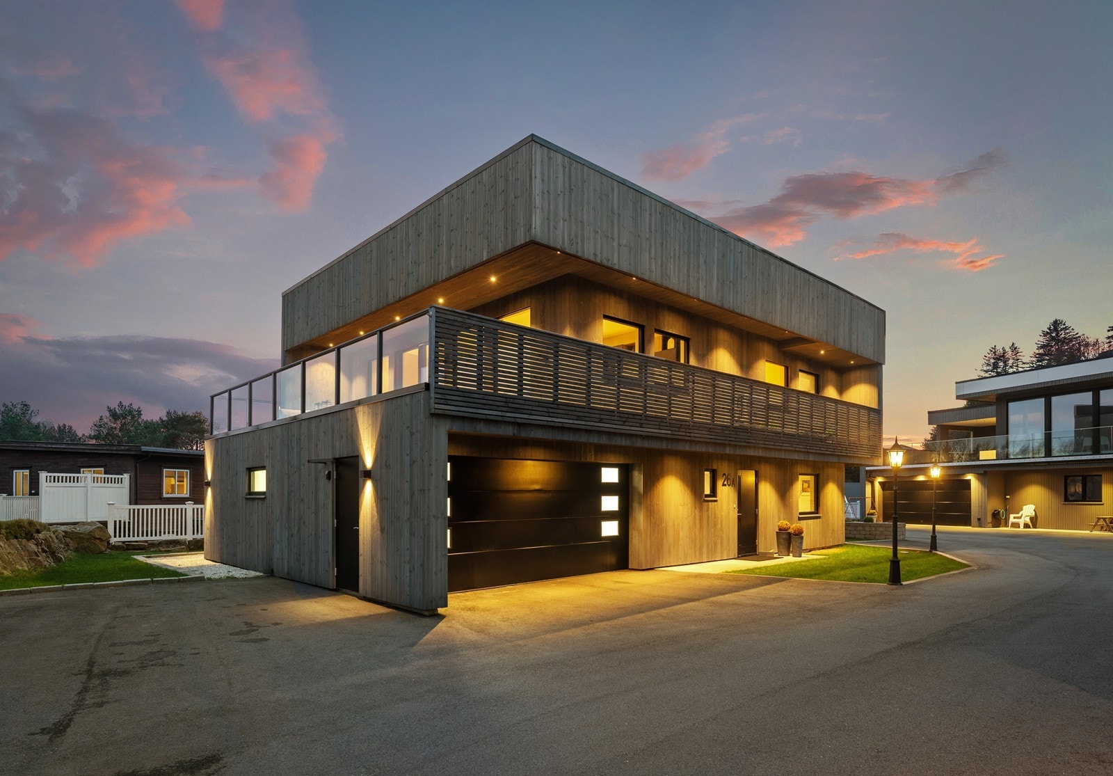 Boligen har gjennomgående høy standard både innvendig og utvendig. Her kan du nyte sene sommerkvelder på terrassen! Galleribilde