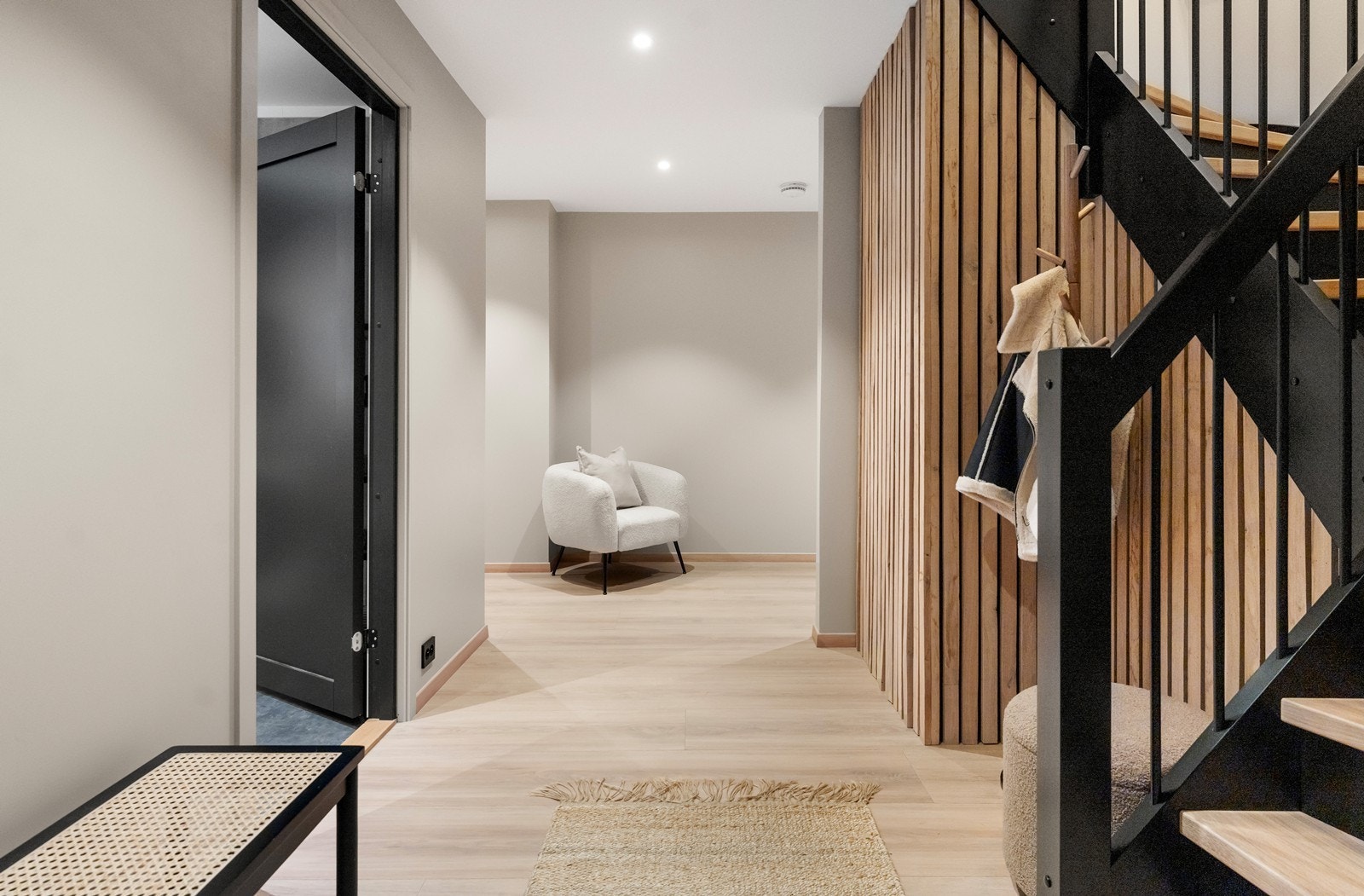 Praktisk lagringsplass under trapp. Galleribilde