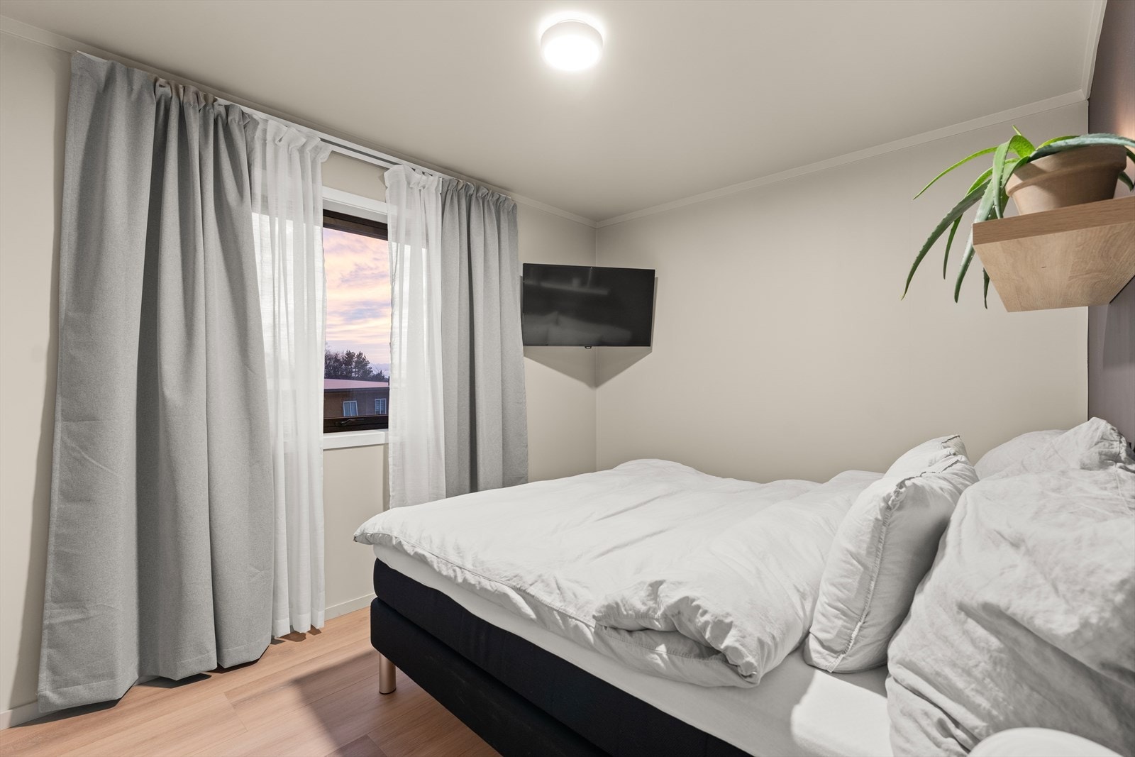 Lystette gardiner på hovedsoverom blir hengende og følger med slaget. (Rullegardin på soverommet nede følger også med). Galleribilde