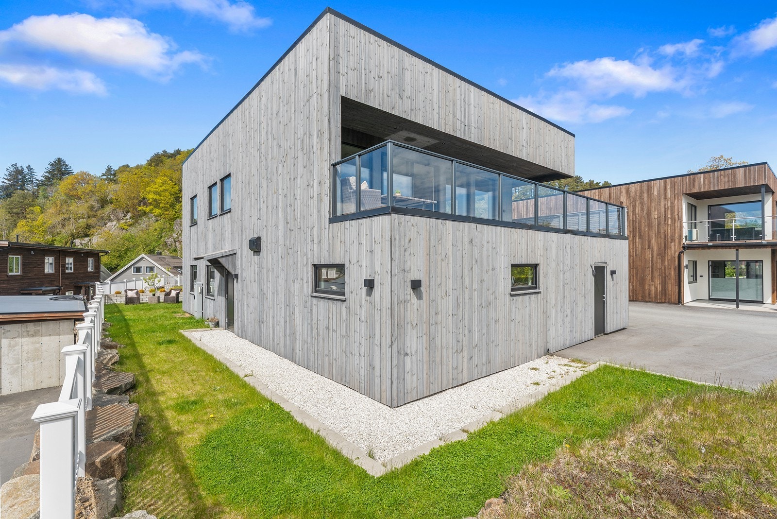 Egen inngang til del som er utleid (til venstre på bildet). Galleribilde