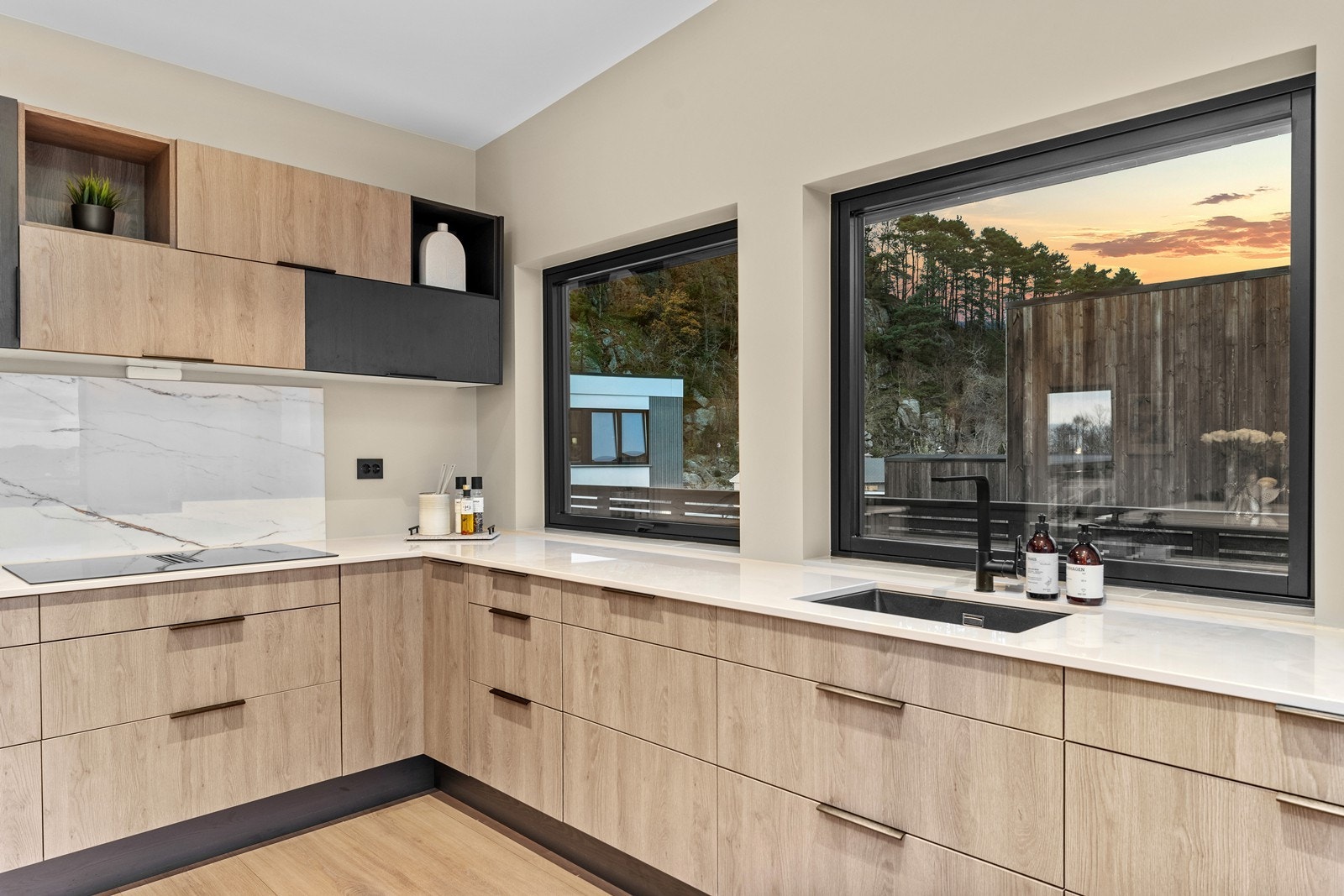 Tidløs kjøkkeninnredning med stilige detaljer. Galleribilde