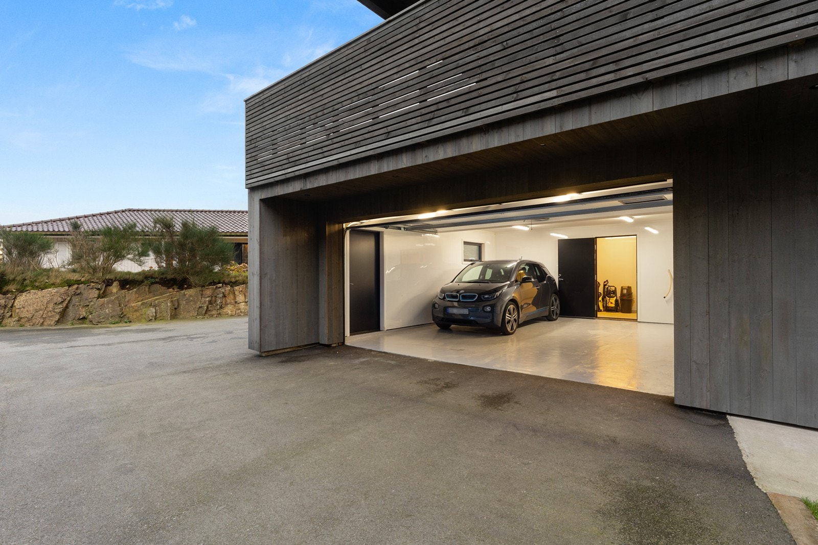 Dobbel garasje med elektrisk garasjeport. Galleribilde