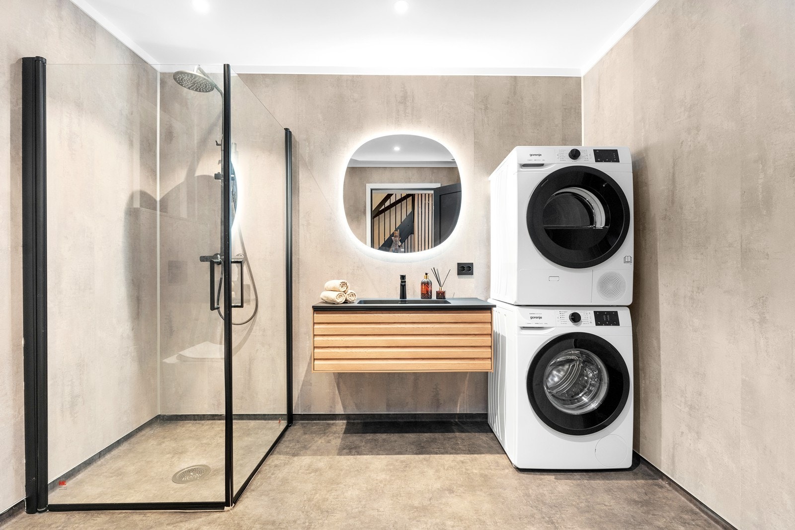 Bad med servant, vegghengt wc og dusjhjørne. Opplegg til vaskemaskin og tørketrommel. Galleribilde