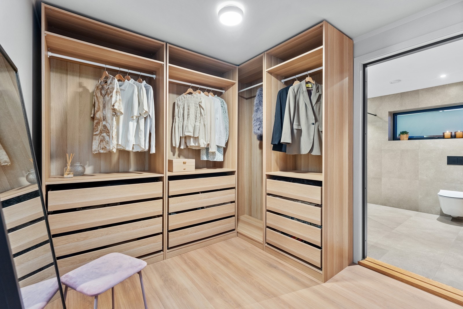 Walk-in garderobe tilhørende hovedsoverom. Galleribilde